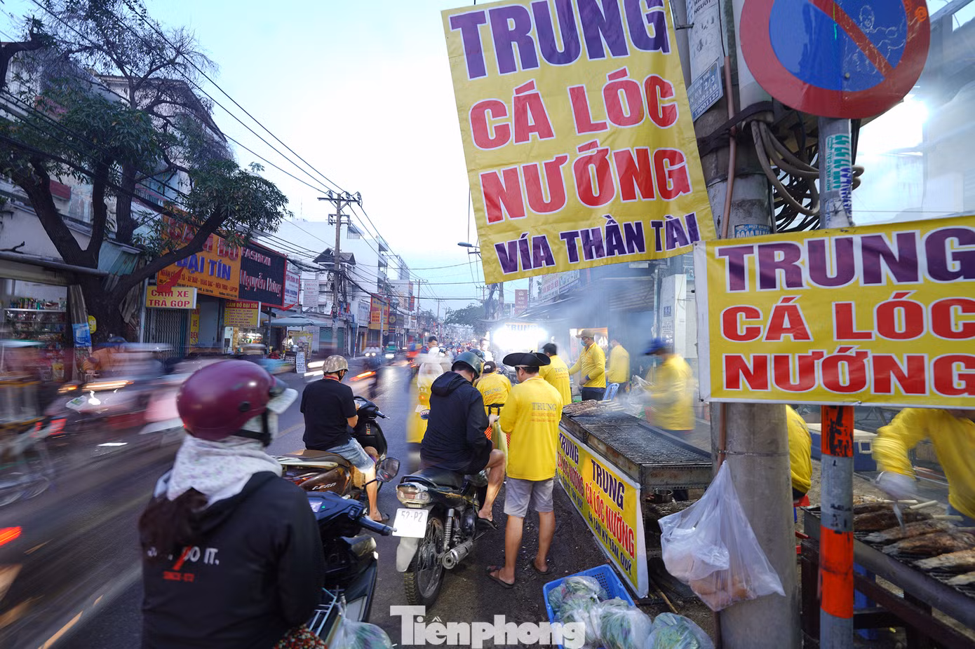 Mùng 10 tháng Giêng là ngày vía Thần Tài, nơi đây là điểm đến để người dân chọn mua những con cá lóc to được các thợ nướng chế biến ra món nướng cùng với mía. Nhiều khách hàng đến đây mua cho cả người thân, hàng xóm.