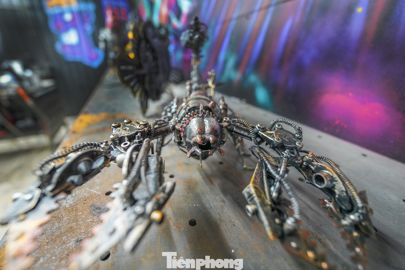 Có thể thấy rõ sự thú vị bởi sự lạ mắt trong từng tác phẩm khi được lắp ráp bởi các linh kiện như chiếc đánh lửa, bánh răng, nhông, sên, dĩa, lò xo, phuộc nhúng... Trong ảnh là chú gà trống, con bọ cạp, chú cá Hổ đang trong giai đoạn hoàn thiện tại xưởng. Các sản phẩm này chờ lắp ráp thêm thiết bị chiếu sáng để có thể phát quang lấp lánh vào đúng dịp rằm trung thu. Các tác phẩm này đa phần trên dưới 10 kg. Có thể thấy rõ sự thú vị bởi sự lạ mắt trong từng tác phẩm khi được lắp ráp bởi các linh kiện như chiếc đánh lửa, bánh răng, nhông, sên, dĩa, lò xo, phuộc nhúng... Trong ảnh là chú gà trống, con bọ cạp, chú cá Hổ đang trong giai đoạn hoàn thiện tại xưởng. Các sản phẩm này chờ lắp ráp thêm thiết bị chiếu sáng để có thể phát quang lấp lánh vào đúng dịp rằm trung thu. Các tác phẩm này đa phần trên dưới 10 kg.