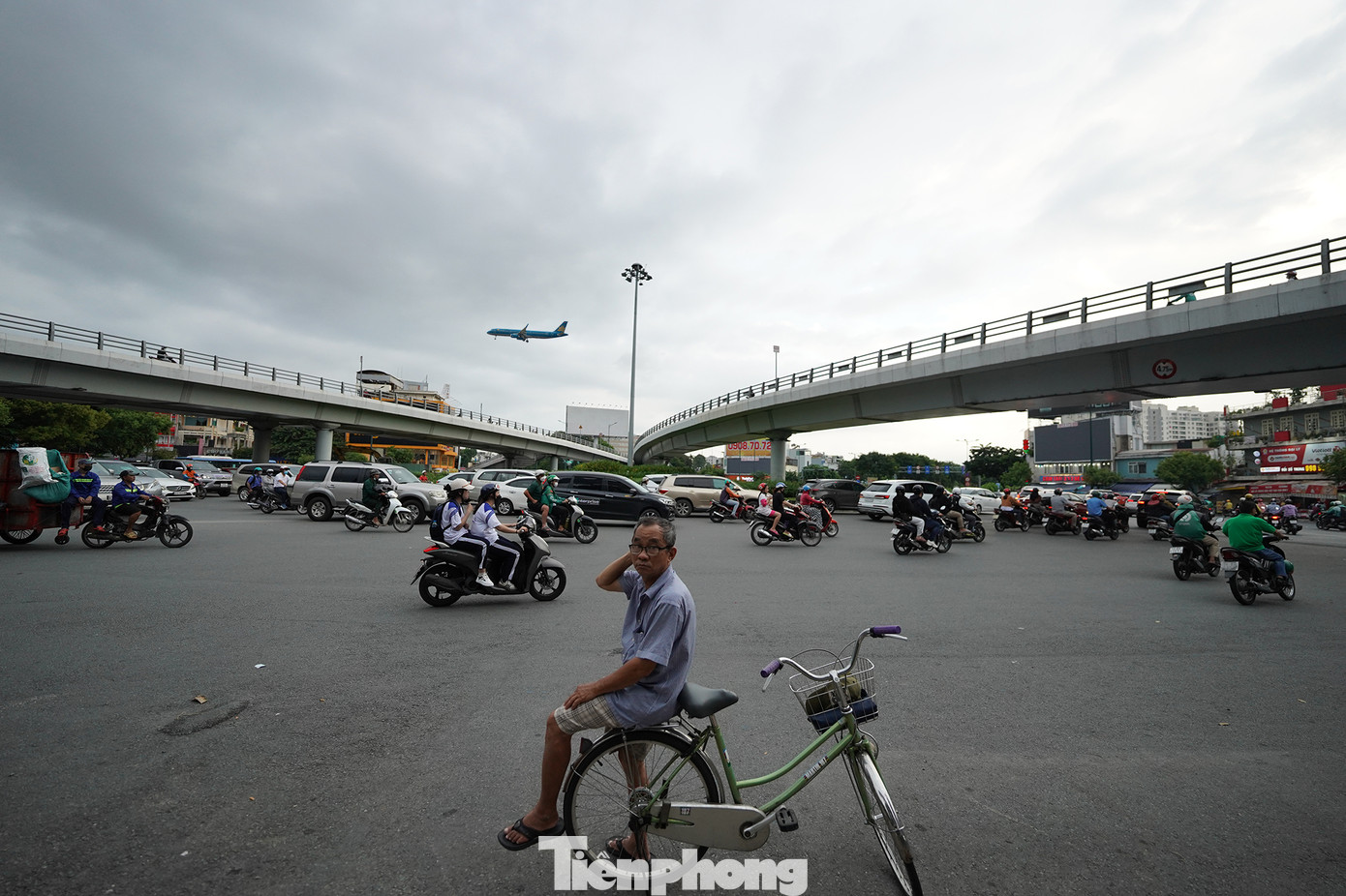 Trong đó, nhánh cầu vượt Nguyễn Kiệm - Nguyễn Thái Sơn dài 367,7m, dành cho xe lưu thông 1 chiều hướng đi từ ngã tư Phú Nhuận đến đường Nguyễn Thái Sơn. Trước đó, nhánh cầu vượt hướng Nguyễn Kiệm - Hoàng Minh Giám dài 367,7m và nhánh cầu vượt từ đường Hoàng Minh Giám - Nguyễn Thái Sơn dài 362,8m đã được thông xe đưa vào sử dụng.