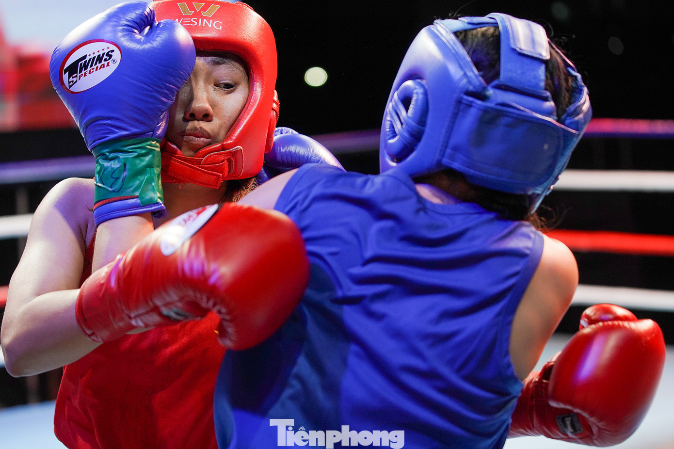 Trận đấu gay cấn với nhiều pha áp sát. Trận đấu gay cấn với nhiều pha áp sát.