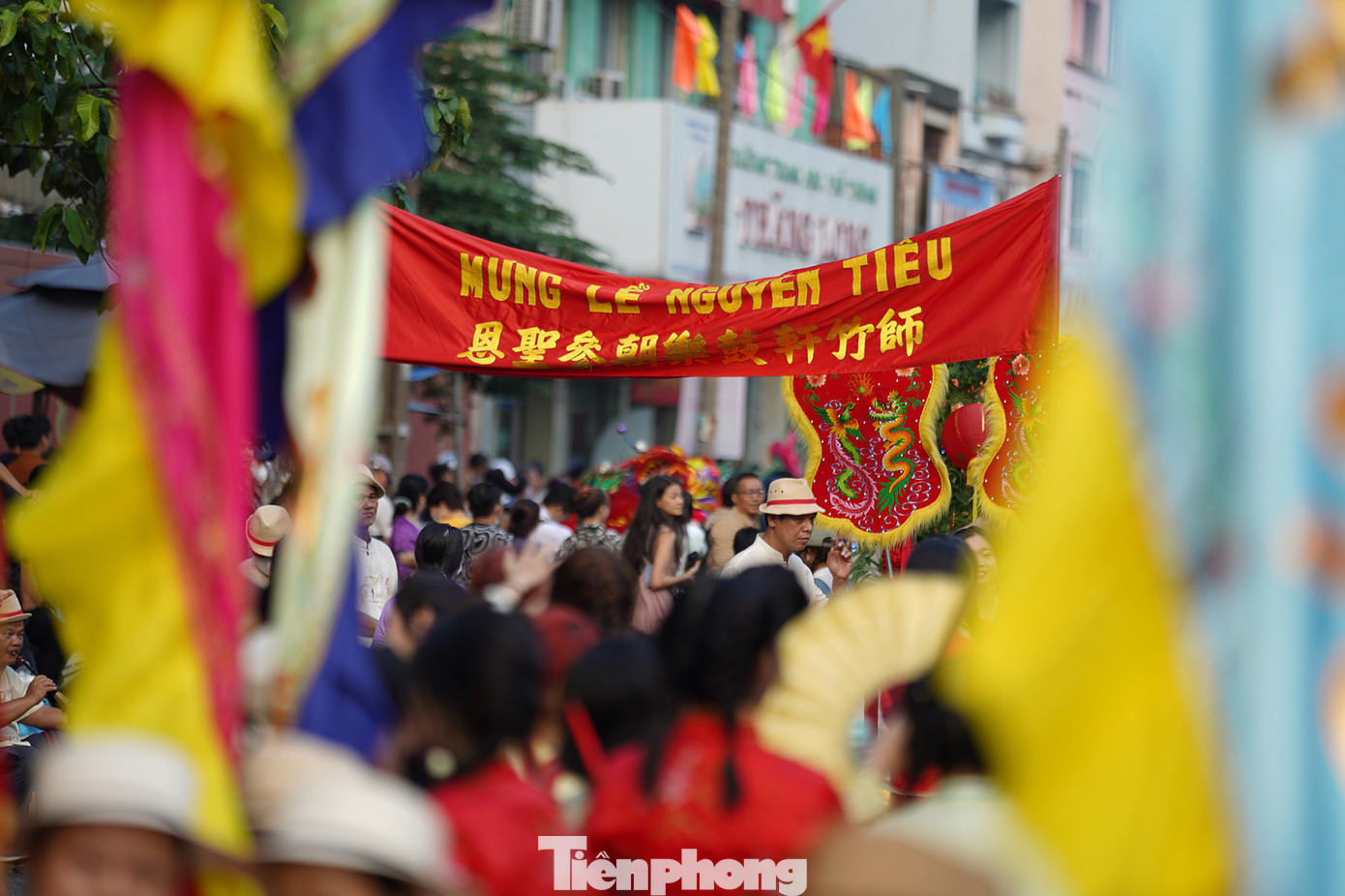 Trong nhóm diễn viên Bát Tiên, nhiều bạn đã có thâm niên vào vai hơn mười năm. Phần trình diễn của Bát Tiên phải đi trên cà kheo nên công tác chuẩn bị khá kỹ.