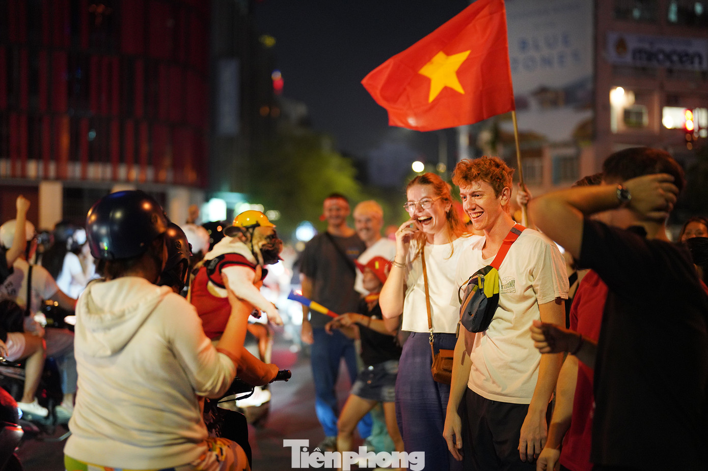 "Sao người Việt Nam có thể yêu bóng đá cuồng nhiệt và đáng yêu thế này", anh Smith (quốc tịch Úc) chia sẻ.