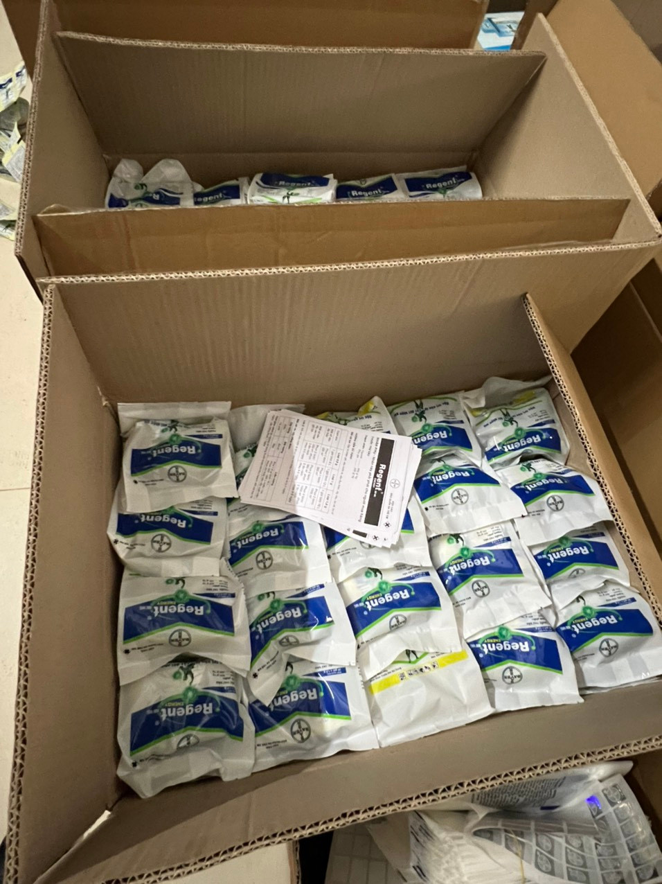 Qua kiểm tra, phát hiện tại căn nhà đang sản xuất, đóng gói các sản phẩm là thuốc trừ sâu các loại, gồm: Regent Energy 800WG, Regent 800Wg, Finico 800Wg, Rigell 800WG, Incipio 200Sc. Ảnh: CA Qua kiểm tra, phát hiện tại căn nhà đang sản xuất, đóng gói các sản phẩm là thuốc trừ sâu các loại, gồm: Regent Energy 800WG, Regent 800Wg, Finico 800Wg, Rigell 800WG, Incipio 200Sc. Ảnh: CA