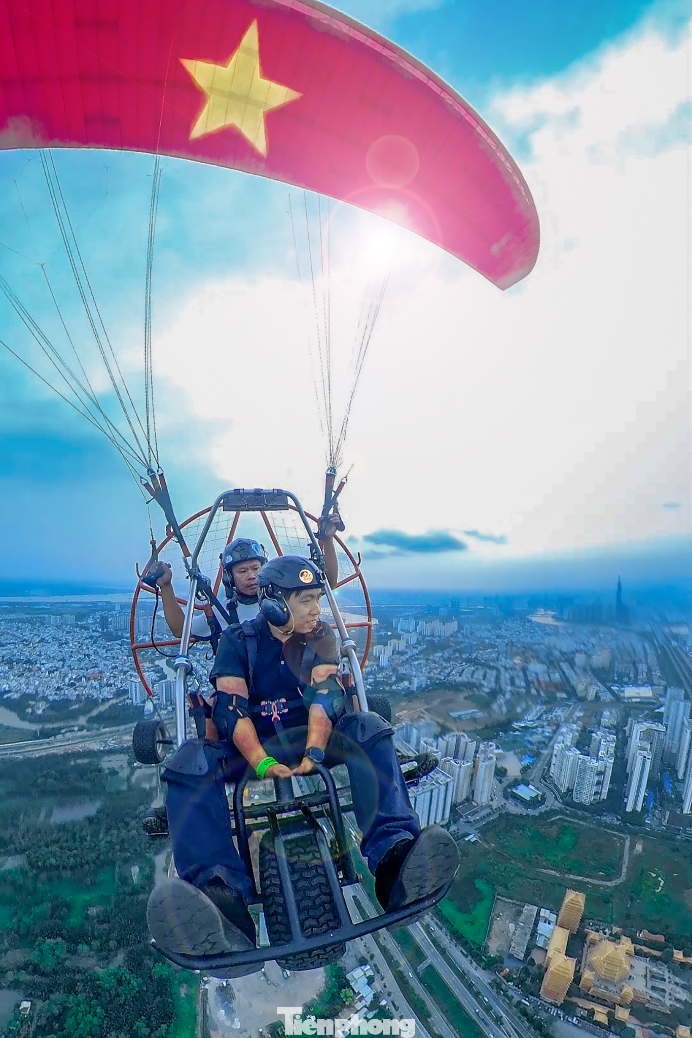 Hình ảnh ghi nhận từ camera 360 khi nam du khách này bay qua khu vực bán đảo Thanh Đa, nút giao Cát Lái...