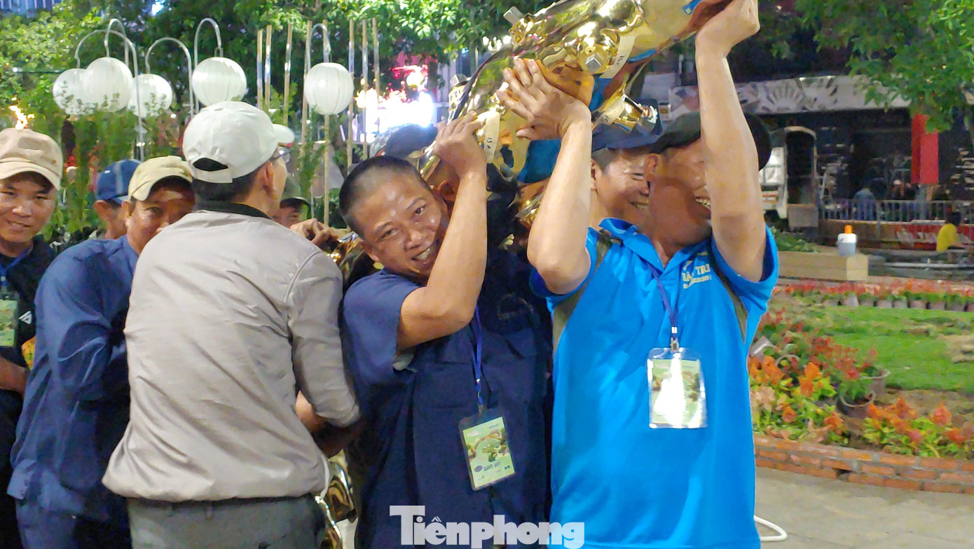 Một nhóm công nhân xử lý tiểu cảnh rồng.