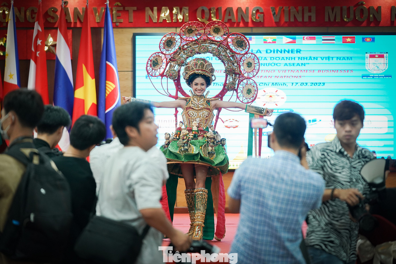 Phần trình diễn của Thanh Hà bao quanh bởi ống kính phóng viên ảnh.