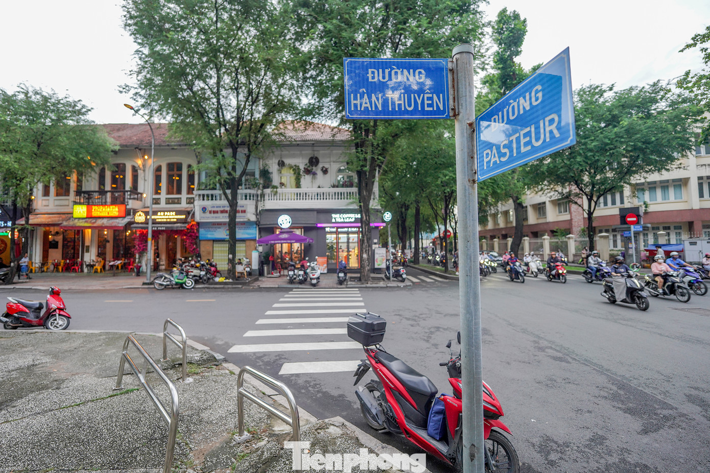 Đường Hàn Thuyên song song với đường Lê Duẩn, chạy từ hội trường Thống Nhất đến nhà thờ Đức Bà cũng có giá đất rất cao. Trên con đường này có căn nhà diện tích chỉ 27,6m2 x 24,5m2 ở vị trí hai mặt tiền đang được rao với giá 700 tỷ đồng (khoảng 666,67 triệu đồng/m2).