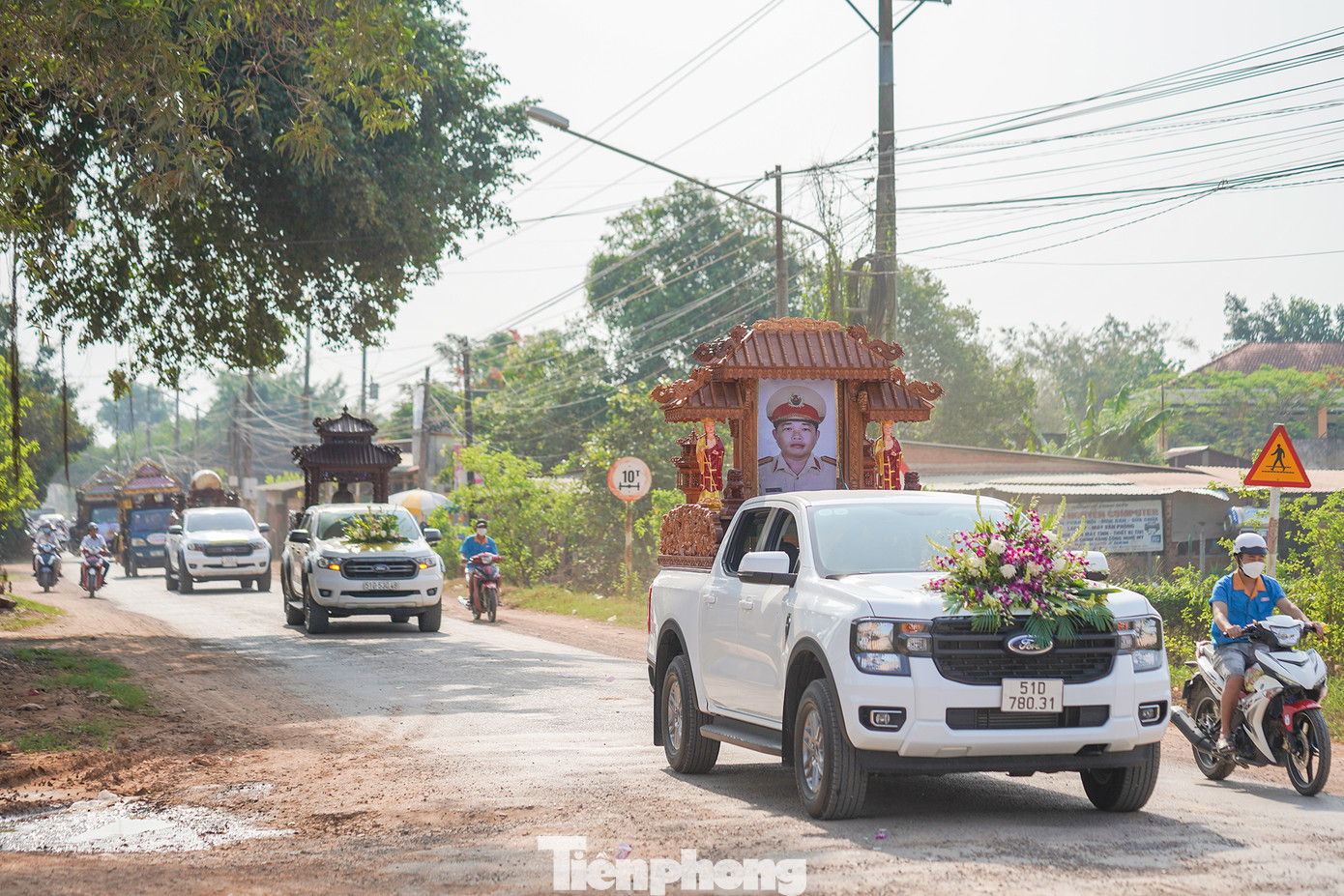 Hàng dài người đưa tiễn Trung tá Nguyễn Xuân Hào.