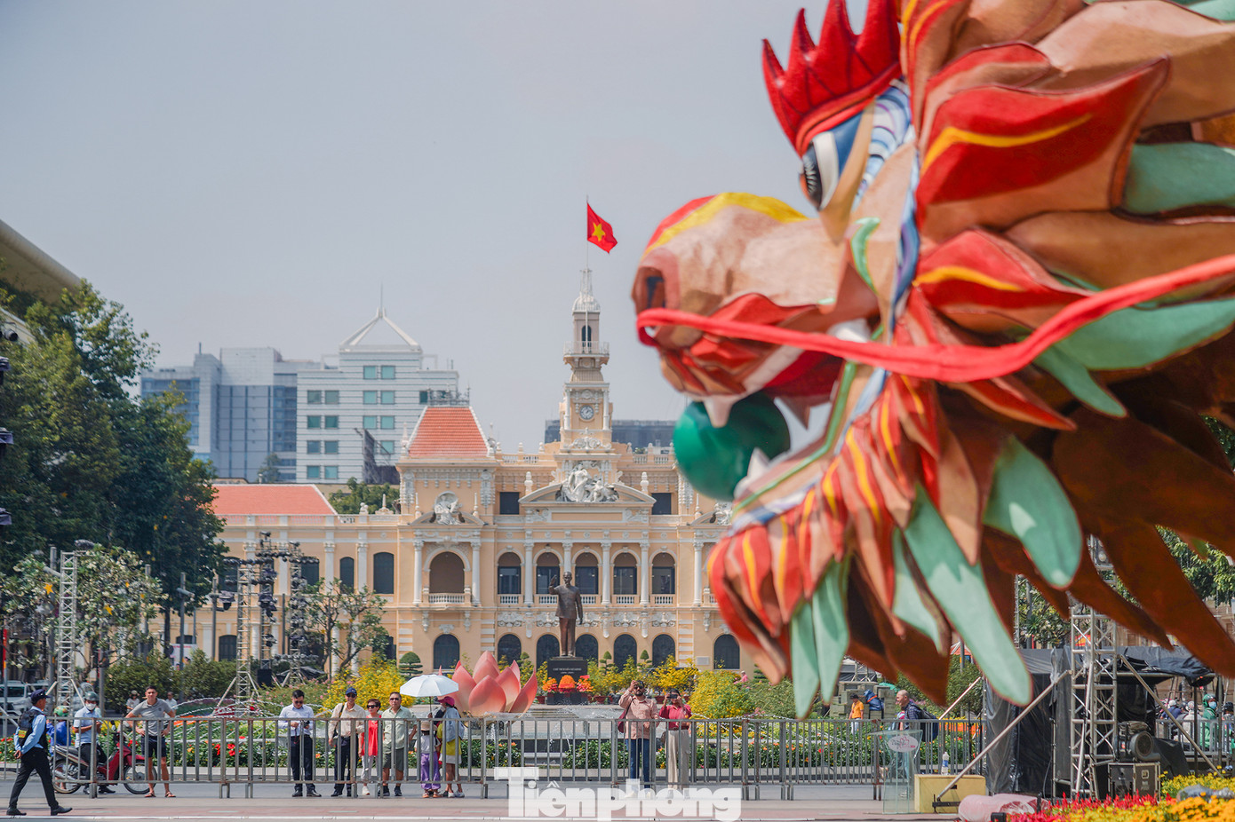 Đứng chiêm ngưỡng công trình đường hoa hoành tráng của TPHCM chào xuân Giáp Thìn, một số du khách trầm trồ: &quot;Đúng là TPHCM hoá rồng&quot;.