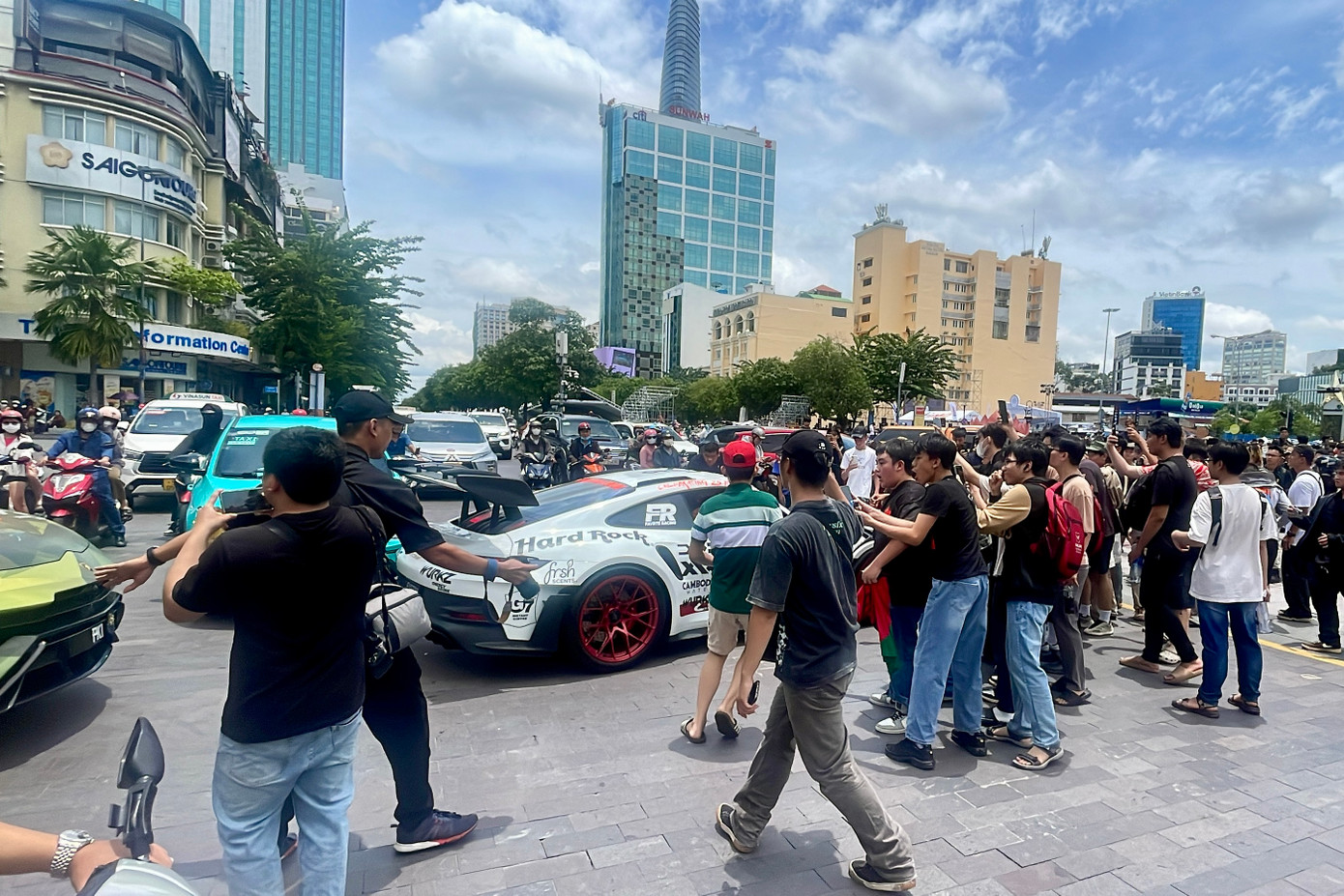 Khu vực hồ sen phun nước trước tượng đài Bác Hồ giao thông hỗn loạn.