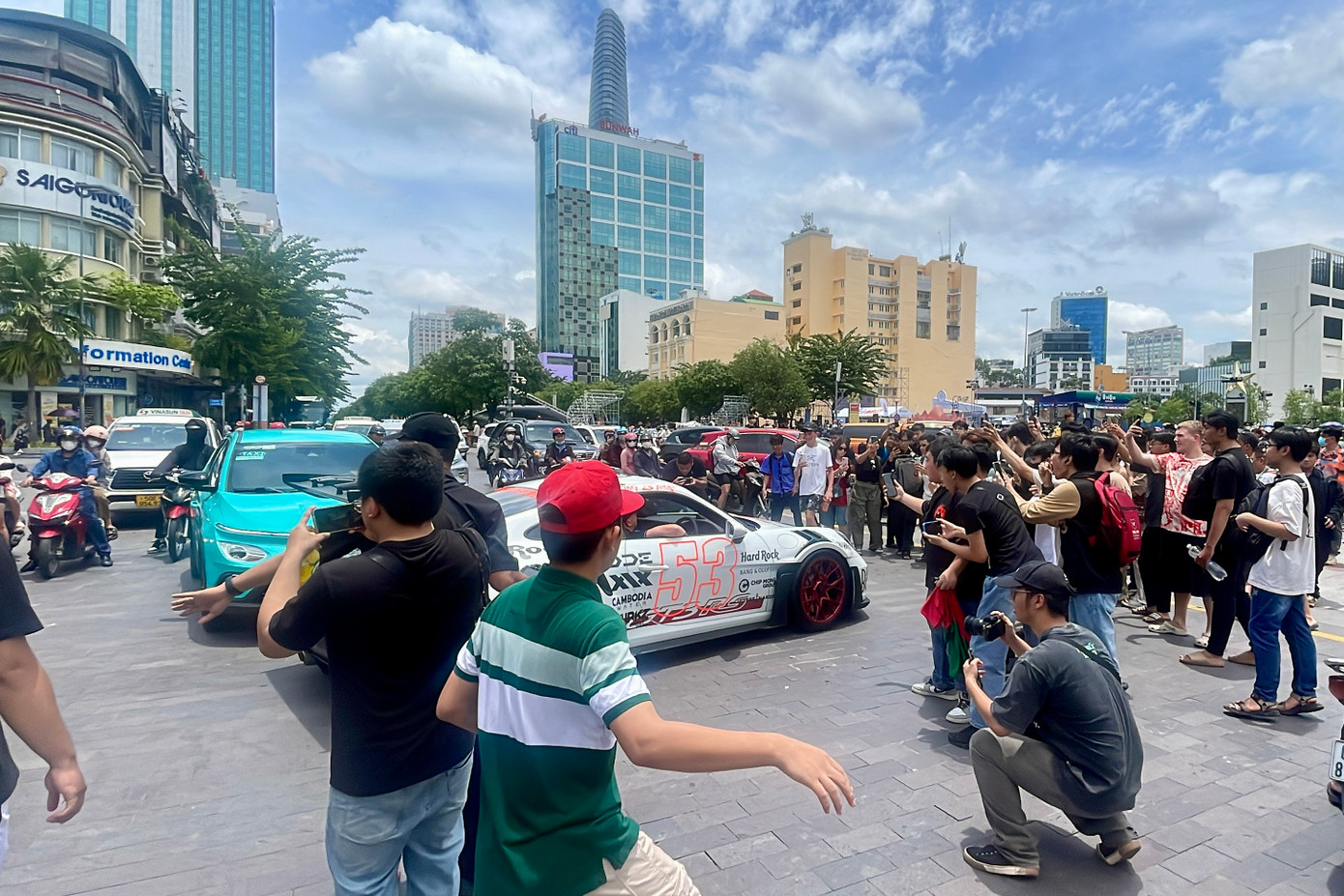 Đám đông tràn ra nút giao hồ sen phun nước, phía trước tượng đài Bác Hồ chụp ảnh xe bất chấp giao thông hỗn loạn. Đáng nói, sự việc diễn ra ngay trục giao thông công cộng, tập trung đông người và không có hàng rào an toàn phân khu vực.