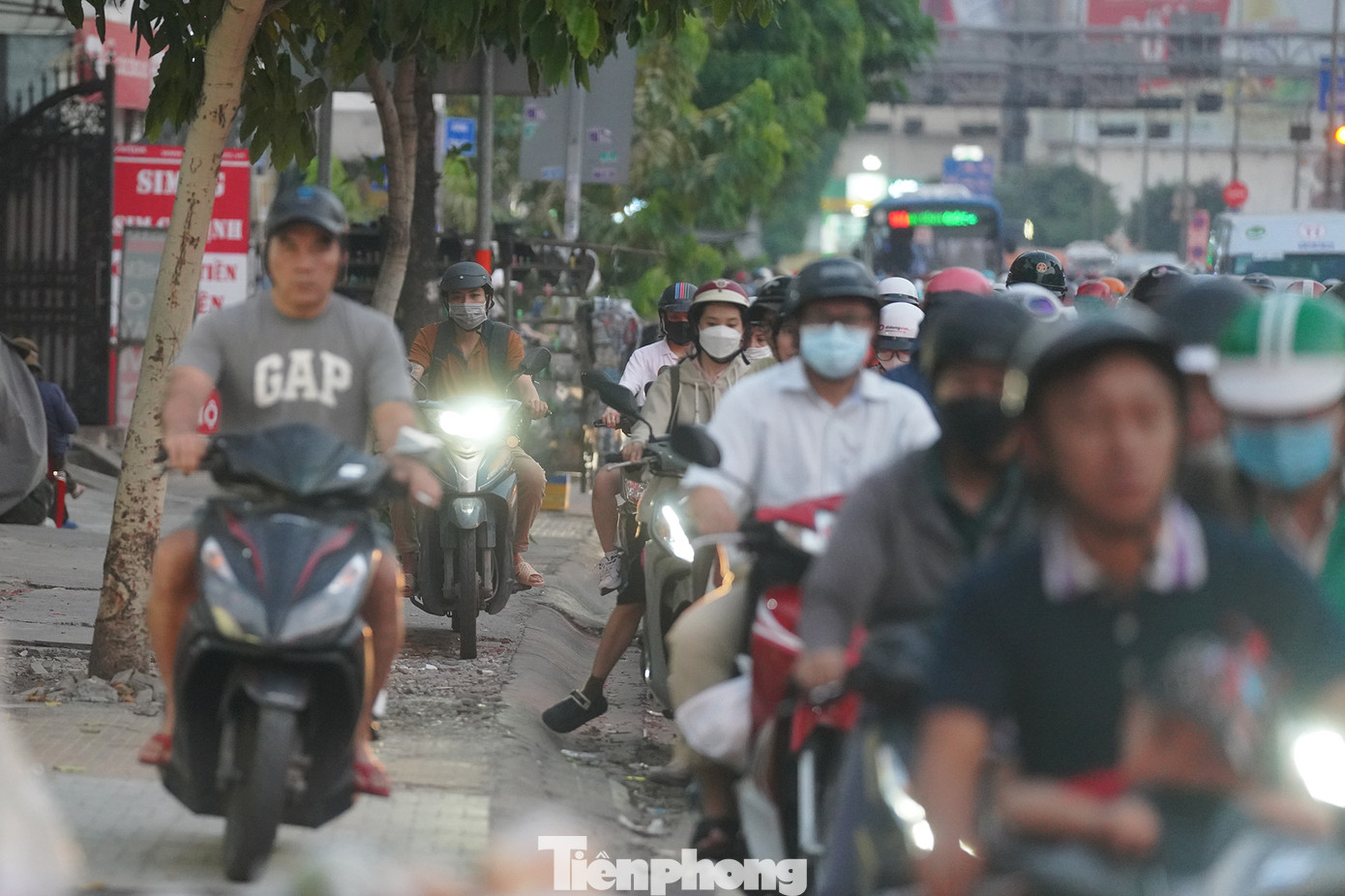 Nhiều người vẫn thản nhiên vi phạm luật.