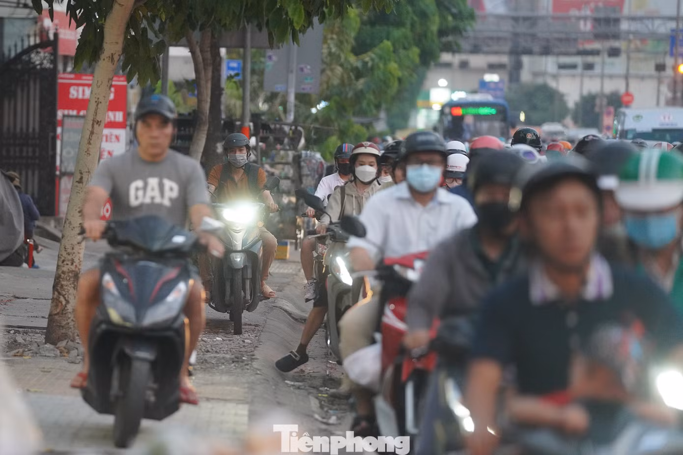 Nhiều người vẫn thản nhiên vi phạm luật.