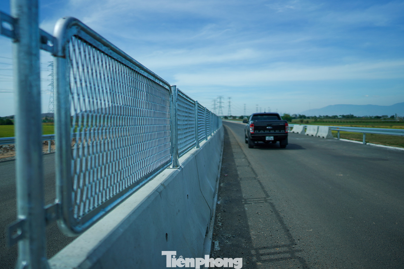 Hiện tại, toàn bộ mặt đường tuyến cao tốc đã được thảm nhựa, hàng chục km dải phân cách, hàng rào đã được lắp đặt.