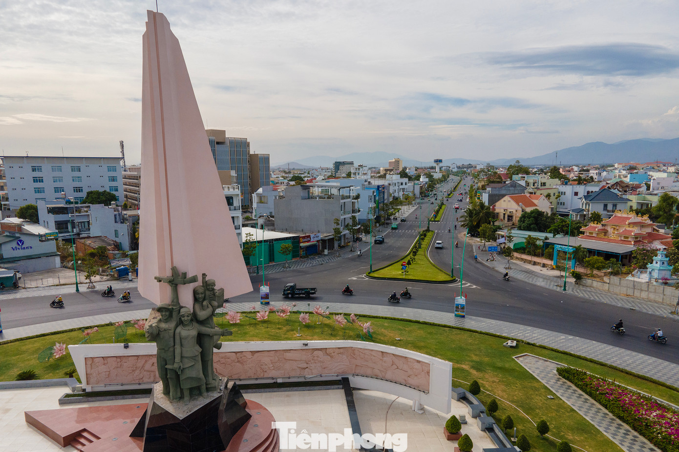 Đại lộ Lê Duẩn dài gần 3 km, nối từ ga Phan Thiết, cắt ngang quốc lộ 1A, có điểm cuối tại nút giao vòng xoay Tượng đài Chiến thắng (TP. Phan Thiết, tỉnh Bình Thuận).