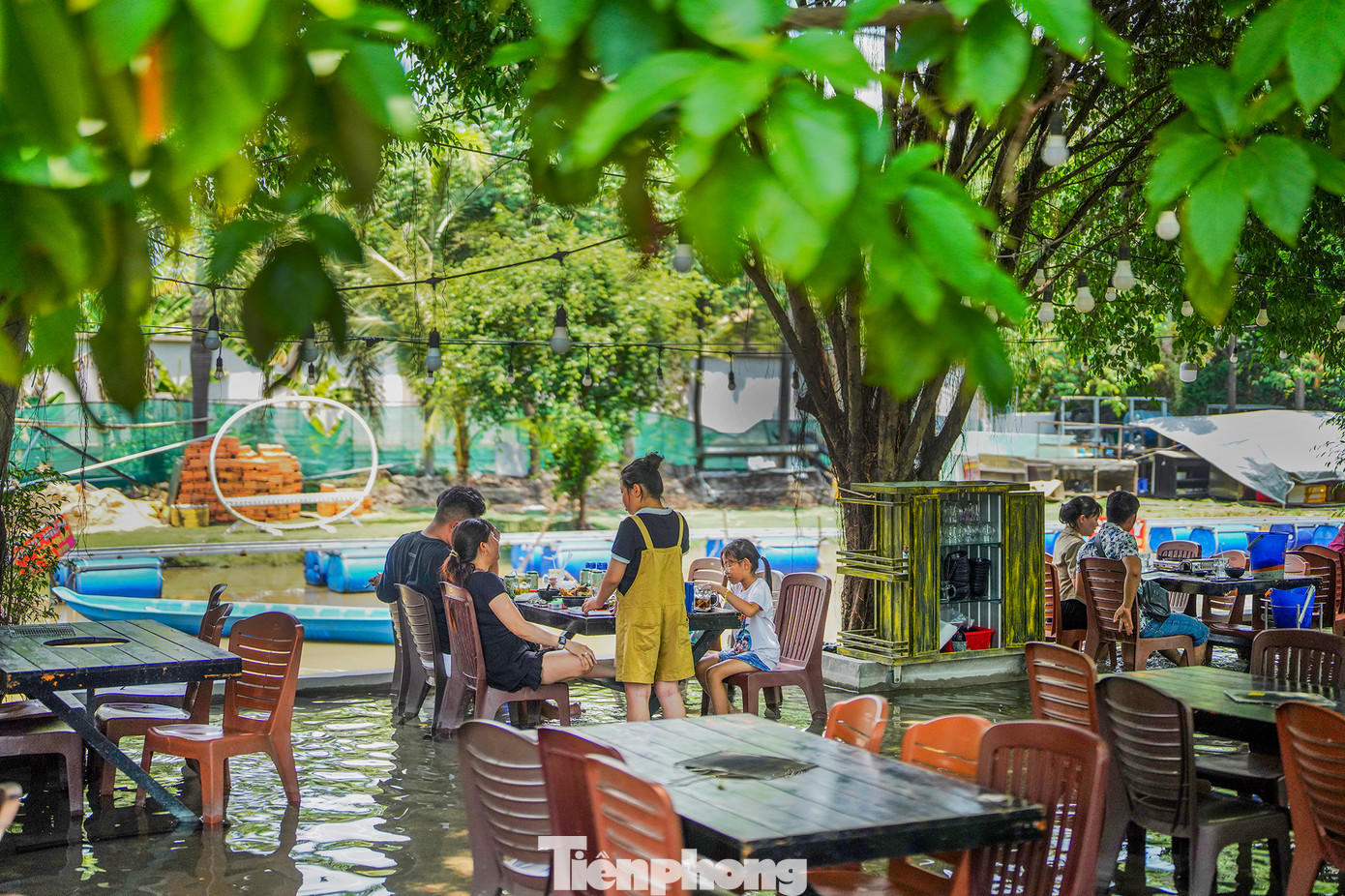 TPHCM đang vào thời điểm giao mùa, các đợt nắng nóng và mưa đan xen khiến không khí oi bức, khó chịu. Chính vì thế, không gian mùa nước nổi nhanh chóng trở thành điểm thu hút thực khách.