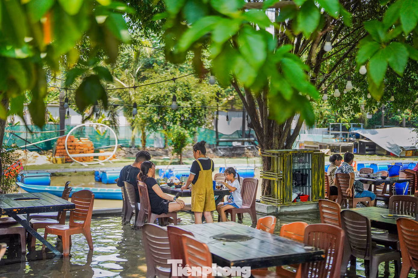 TPHCM đang vào thời điểm giao mùa, các đợt nắng nóng và mưa đan xen khiến không khí oi bức, khó chịu. Chính vì thế, không gian mùa nước nổi nhanh chóng trở thành điểm thu hút thực khách.