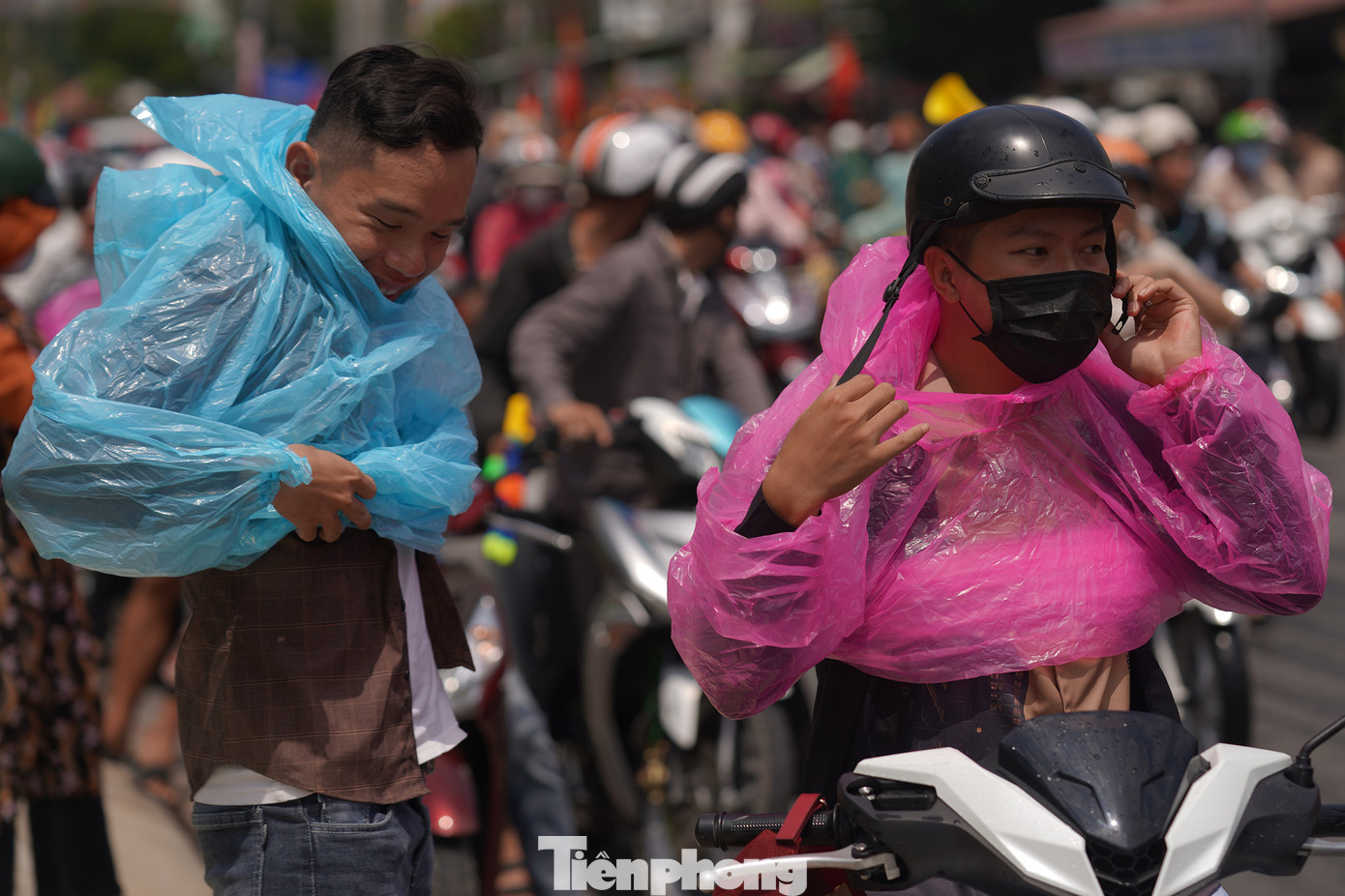 "Những ngày này dễ ướt mình lắm, mình phải chuẩn bị áo mưa mà chơi, mặc dù trời rất nóng" - một bạn trẻ nói.