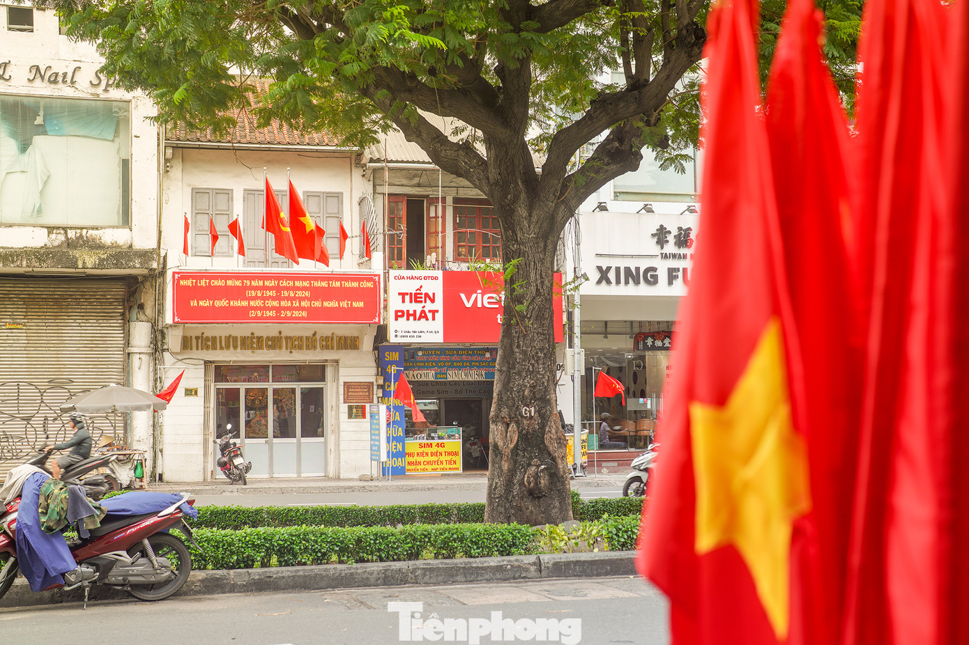 Người ở tại cơ sở của phân cuộc Liên Thành thương quán tại số 1-2-3 Quai Testard (bến Testard) - Chợ Lớn. Năm 1915 đường này đổi thành đường Tổng Đốc Phương và nay là đường Châu Văn Liêm. Một trong ba căn nhà đó được giữ lại và trở thành di tích lưu niệm Chủ tịch Hồ Chí Minh.