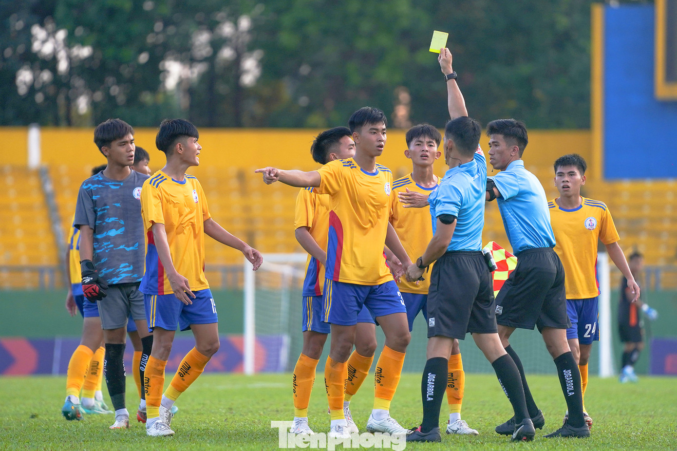 Cầu thủ Đồng Tháp phản ứng dữ dội khi cho rằng thủ môn Thế Vinh bị phạm lỗi. Cầu thủ Đồng Tháp phản ứng dữ dội khi cho rằng thủ môn Thế Vinh bị phạm lỗi.