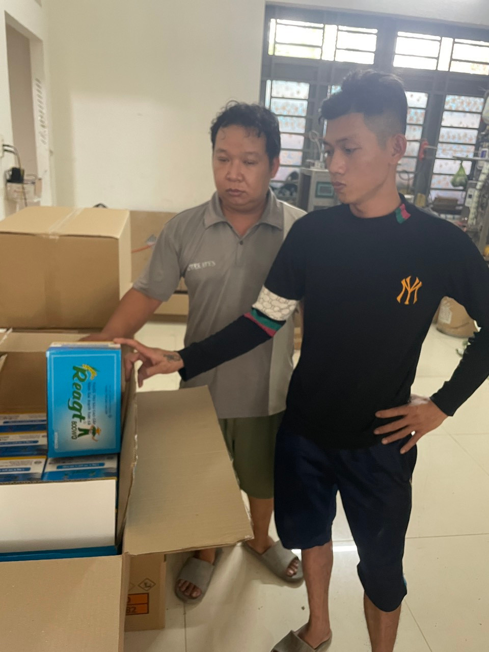 Qua kiểm tra, phát hiện tại căn nhà đang sản xuất, đóng gói các sản phẩm là thuốc trừ sâu các loại, gồm: Regent Energy 800WG, Regent 800Wg, Finico 800Wg, Rigell 800WG, Incipio 200Sc. Ảnh: CA Qua kiểm tra, phát hiện tại căn nhà đang sản xuất, đóng gói các sản phẩm là thuốc trừ sâu các loại, gồm: Regent Energy 800WG, Regent 800Wg, Finico 800Wg, Rigell 800WG, Incipio 200Sc. Ảnh: CA