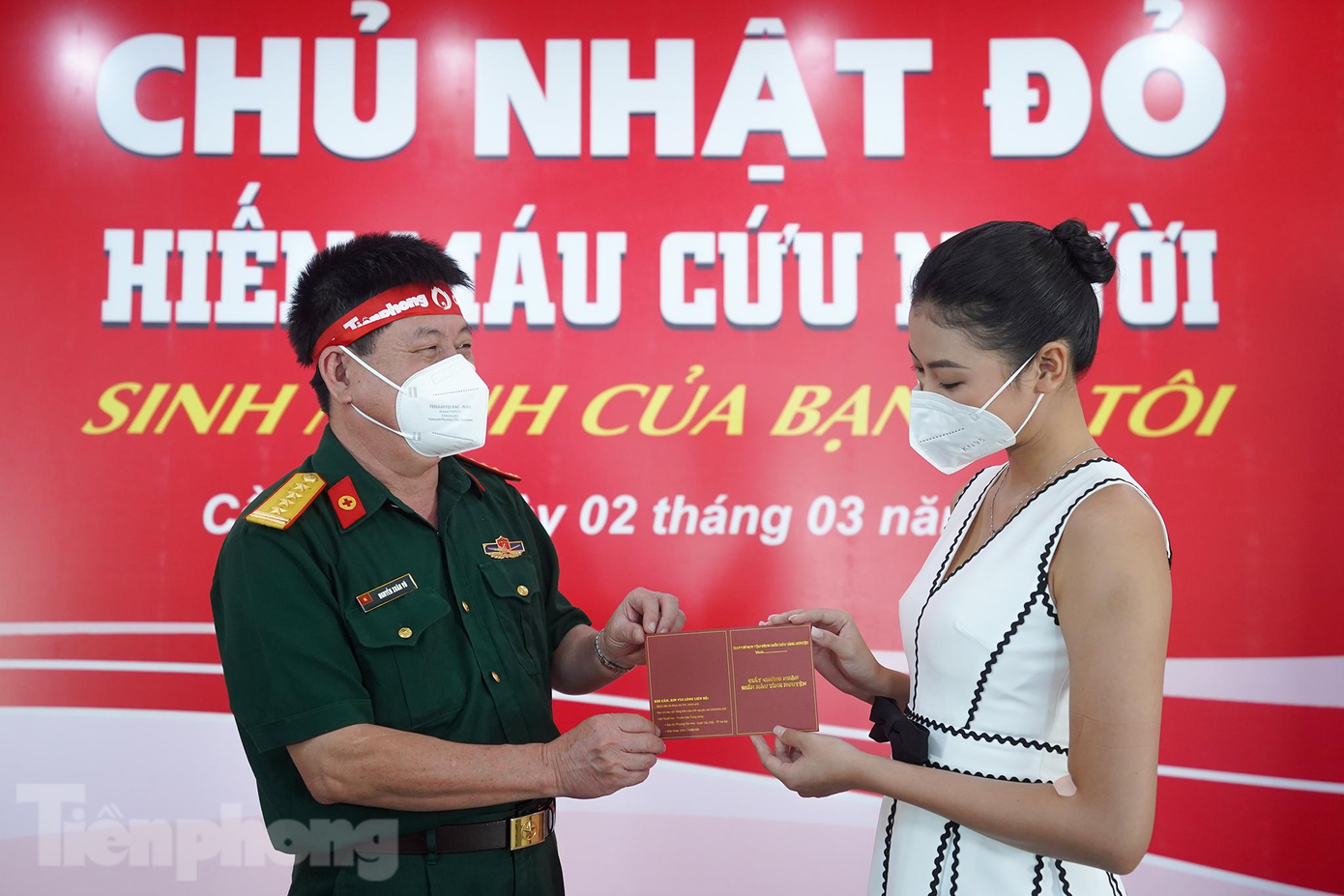 Thạc sĩ-Bác sĩ CK II, Đại tá Nguyễn Xuân Vũ, Trưởng khoa Truyền máu bệnh viện quân y 175 trao giấy chứng nhận hiến máu tình nguyện cho người đẹp Đào Thị Hà.