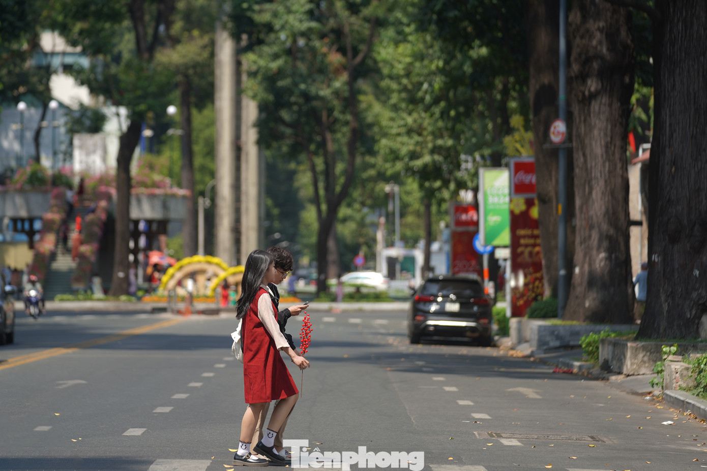 Thưa thớt du khách ra trung tâm chụp ảnh khi phố Ông Đồ ở NVH Thanh Niên đã đóng cửa. Trong ảnh, hai bạn trẻ dạo bước quanh khu vực hồ Con Rùa. Trước đó vài ngày, khu vực này thu hút rất đông du khách và người dân đến chụp ảnh xuân Giáp Thìn.