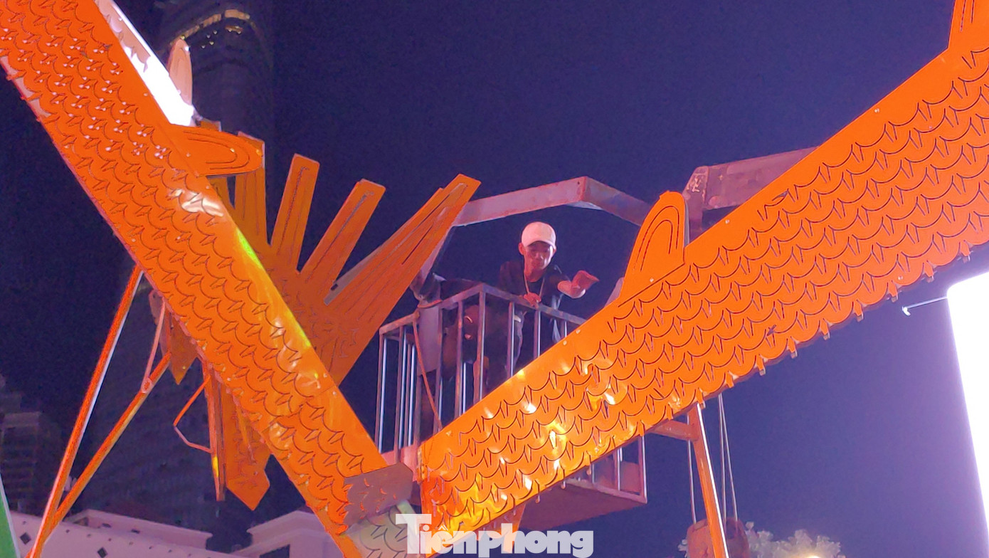 Một số hạng mục cao phải cần đến cần cẩu đưa công nhân lên xử lý.