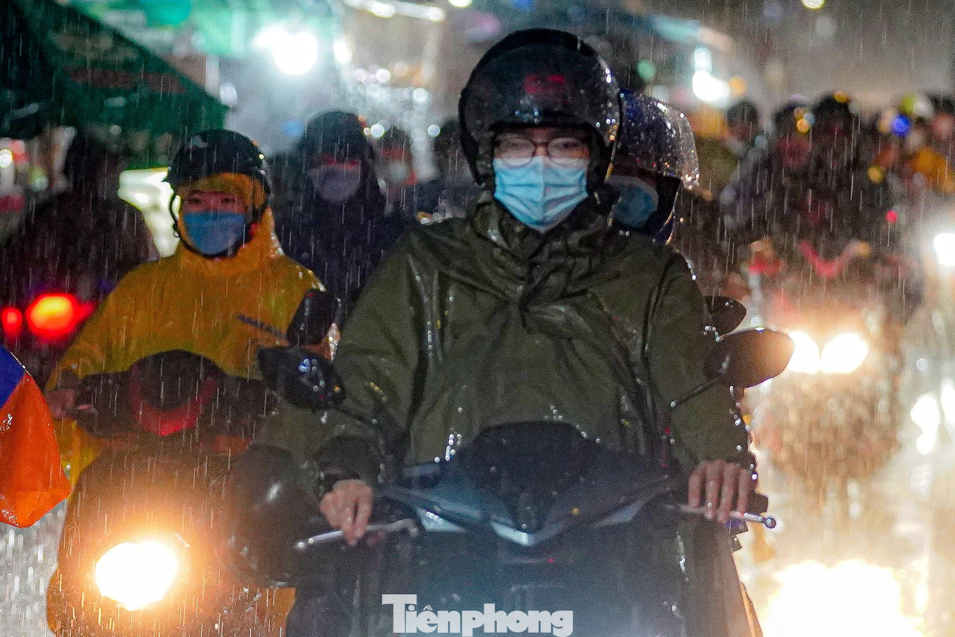 "Đi chơi lễ vui thì hai năm đại dịch có được đi đâu đâu. Nhưng mưa lớn thế này thì quá cực", anh Nguyễn Toàn Phi, ngụ quận 3 (TPHCM) than. "Đi chơi lễ vui thì hai năm đại dịch có được đi đâu đâu. Nhưng mưa lớn thế này thì quá cực", anh Nguyễn Toàn Phi, ngụ quận 3 (TPHCM) than.