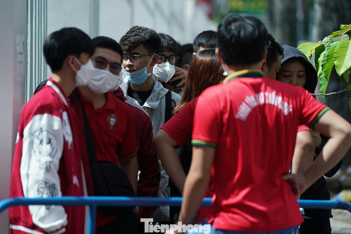 Gần trưa, người dân vẫn kiên nhẫn đứng xếp hàng.