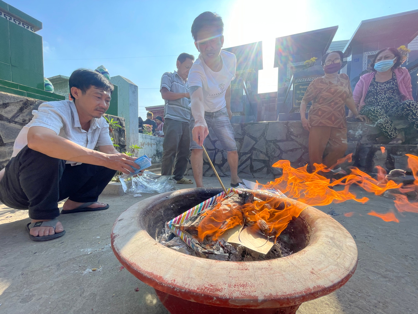 Năm nay, nhiều gia đình đốt vàng mã theo cách tượng trưng với số lượng ít. Năm nay, nhiều gia đình đốt vàng mã theo cách tượng trưng với số lượng ít.