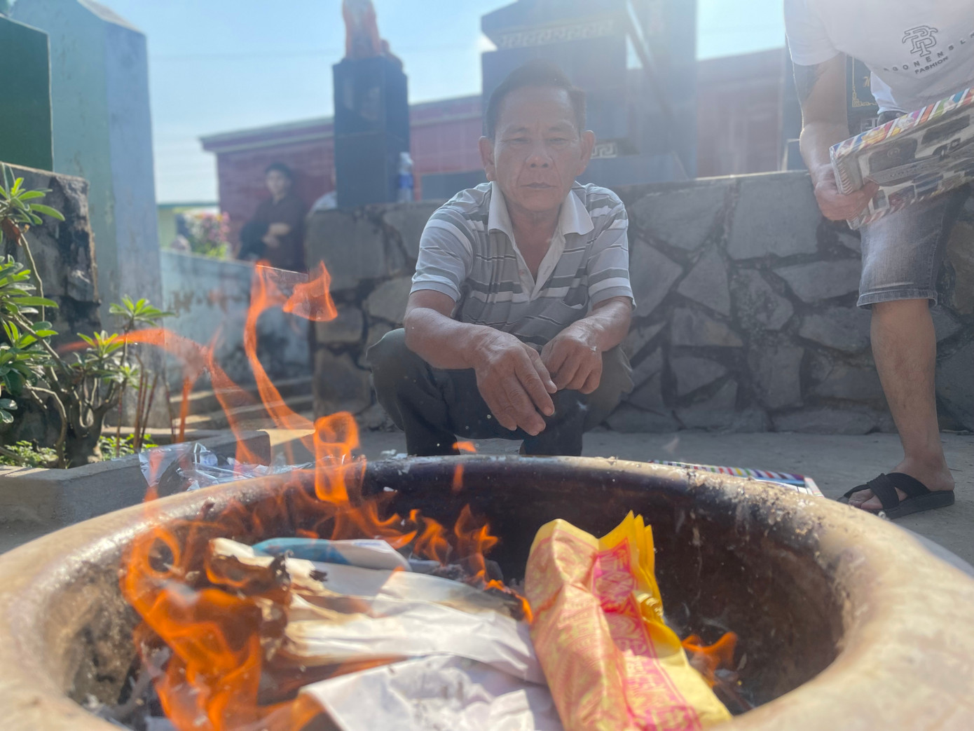 Ông Nguyễn Thành Tân (ngụ quận Bình Tân) cho biết:" Hóa vàng là văn hóa xưa nay nhưng cần phải tiết kiệm, đốt một ít thể hiện lòng thành, mong ông bà phù hộ cho con cháu...". Ông Nguyễn Thành Tân (ngụ quận Bình Tân) cho biết:" Hóa vàng là văn hóa xưa nay nhưng cần phải tiết kiệm, đốt một ít thể hiện lòng thành, mong ông bà phù hộ cho con cháu...".