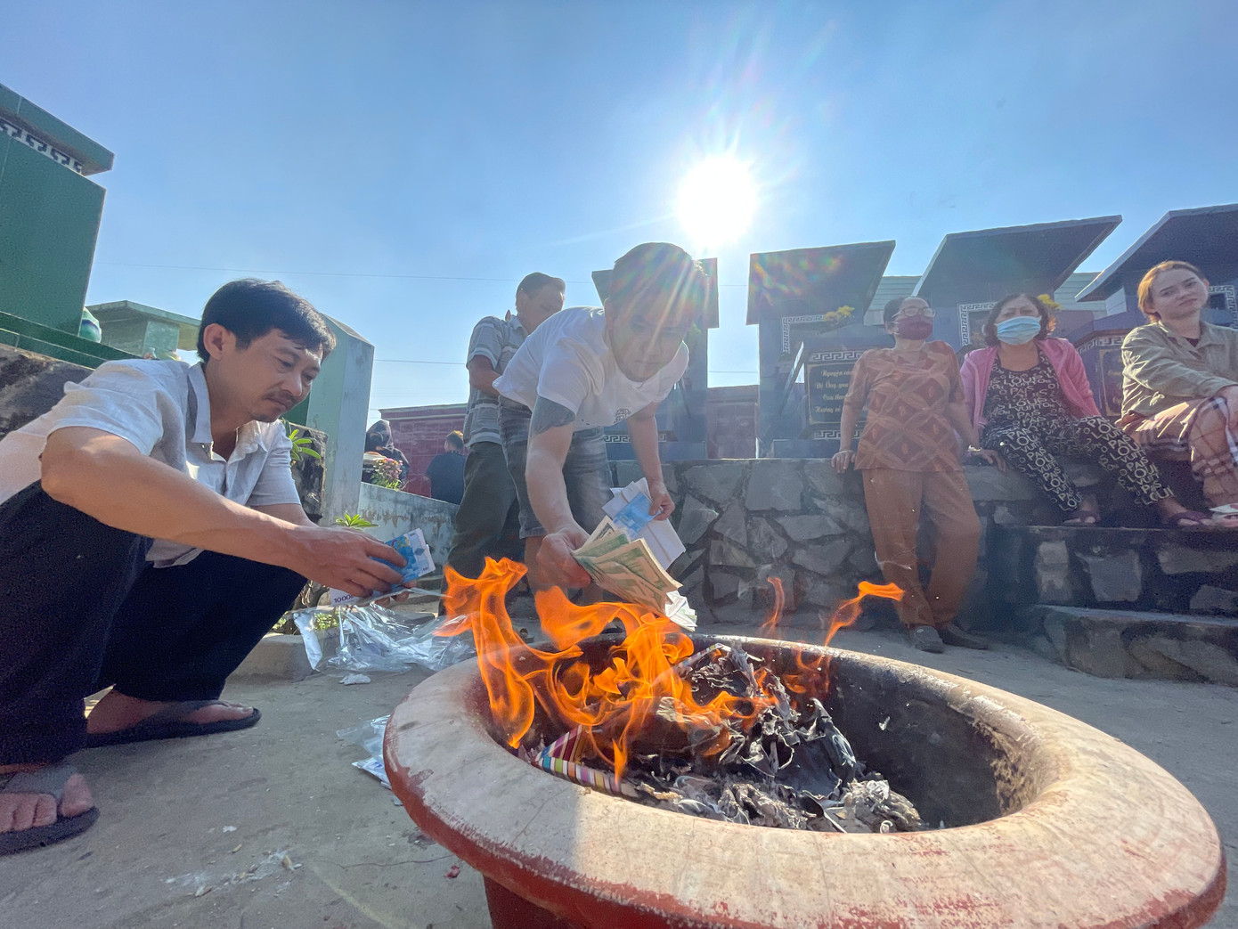 Sau khi cúng, người dân bắt đầu hoá vàng cho người đã khuất. Sau khi cúng, người dân bắt đầu hoá vàng cho người đã khuất.