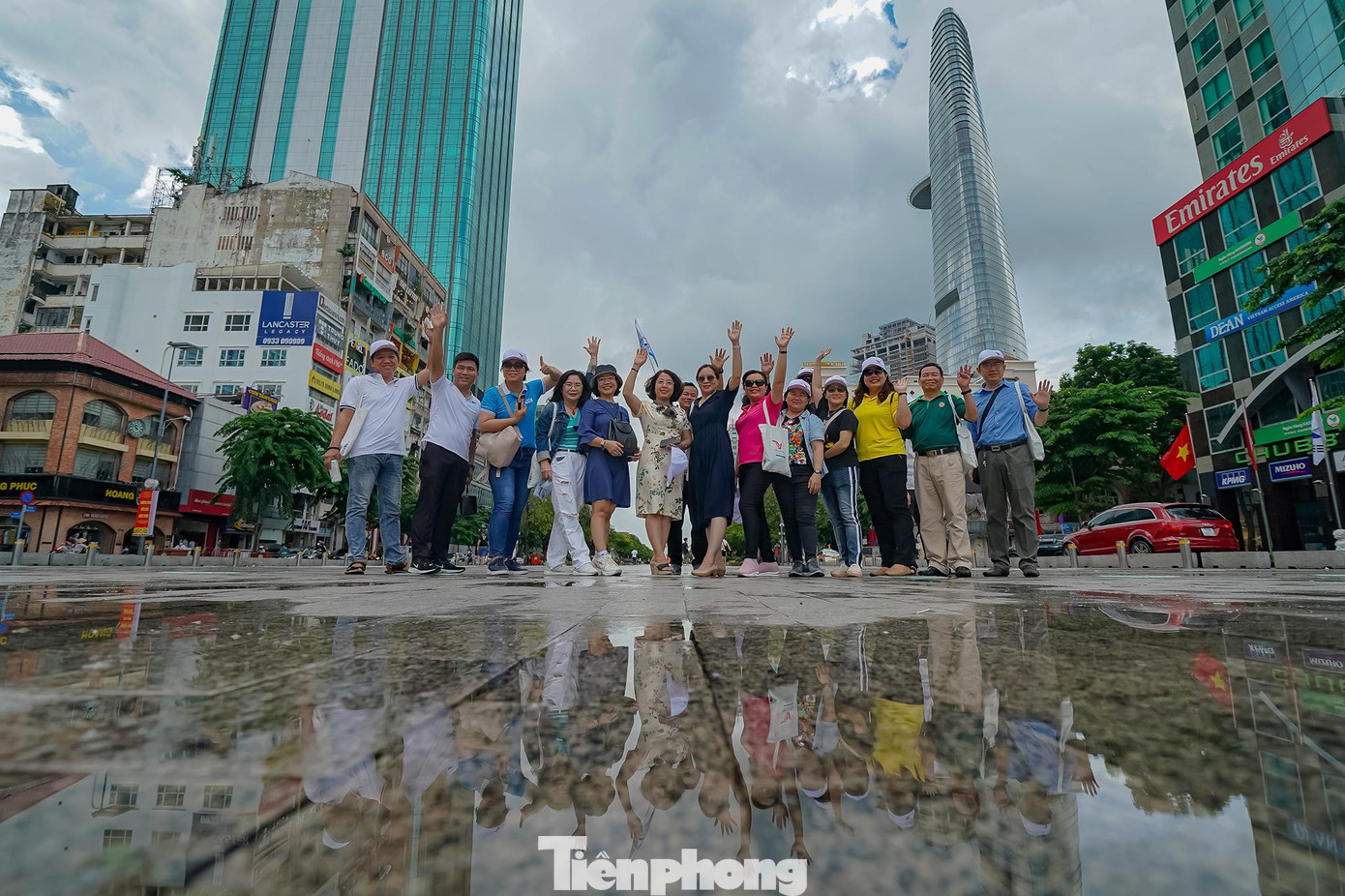 "Sài Gòn chợt nắng, chợt mưa. Mới mưa đó rồi tạnh đó, thật là thú vị", một du khách chia sẻ sau khi núp mưa, ra phố đi bộ Nguyễn Huệ chụp ảnh lưu niệm.