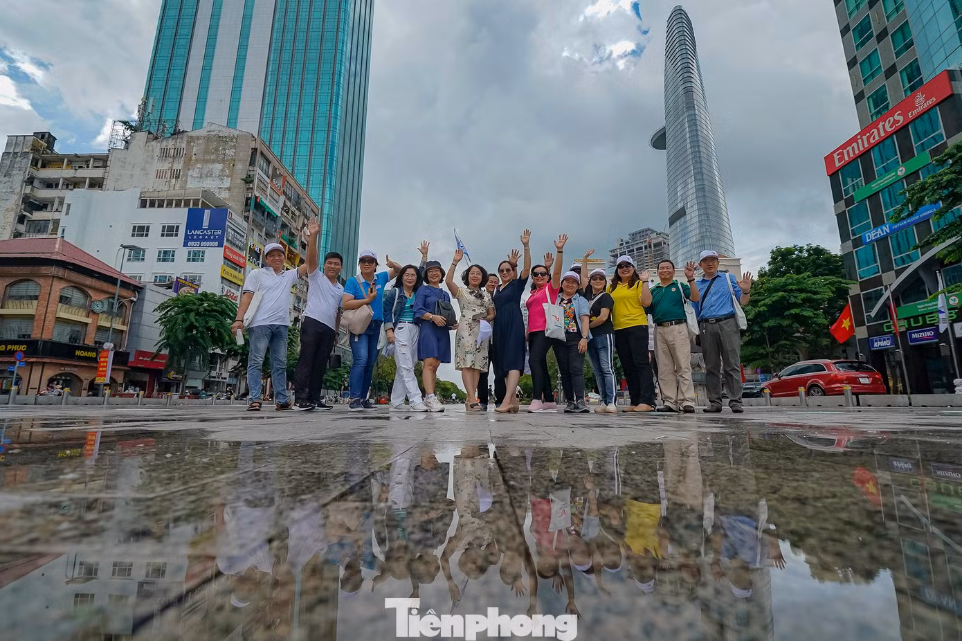 "Sài Gòn chợt nắng, chợt mưa. Mới mưa đó rồi tạnh đó, thật là thú vị", một du khách chia sẻ sau khi núp mưa, ra phố đi bộ Nguyễn Huệ chụp ảnh lưu niệm.