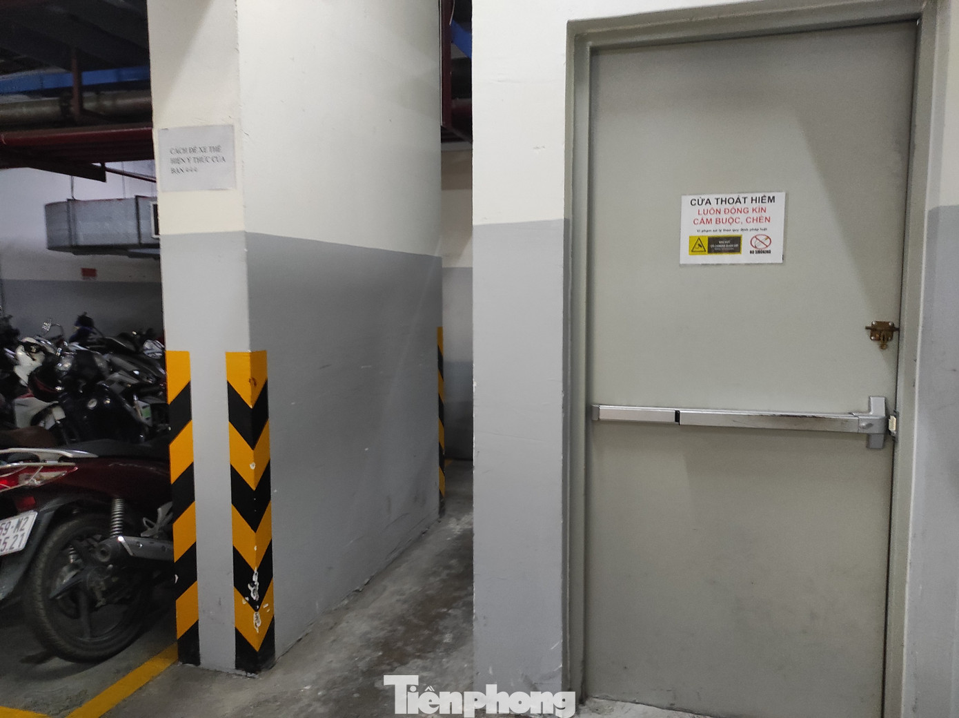 Ở các tầng, đâu đâu cũng thấy bảng thông tin nhắc nhở. Ở các tầng, đâu đâu cũng thấy bảng thông tin nhắc nhở.