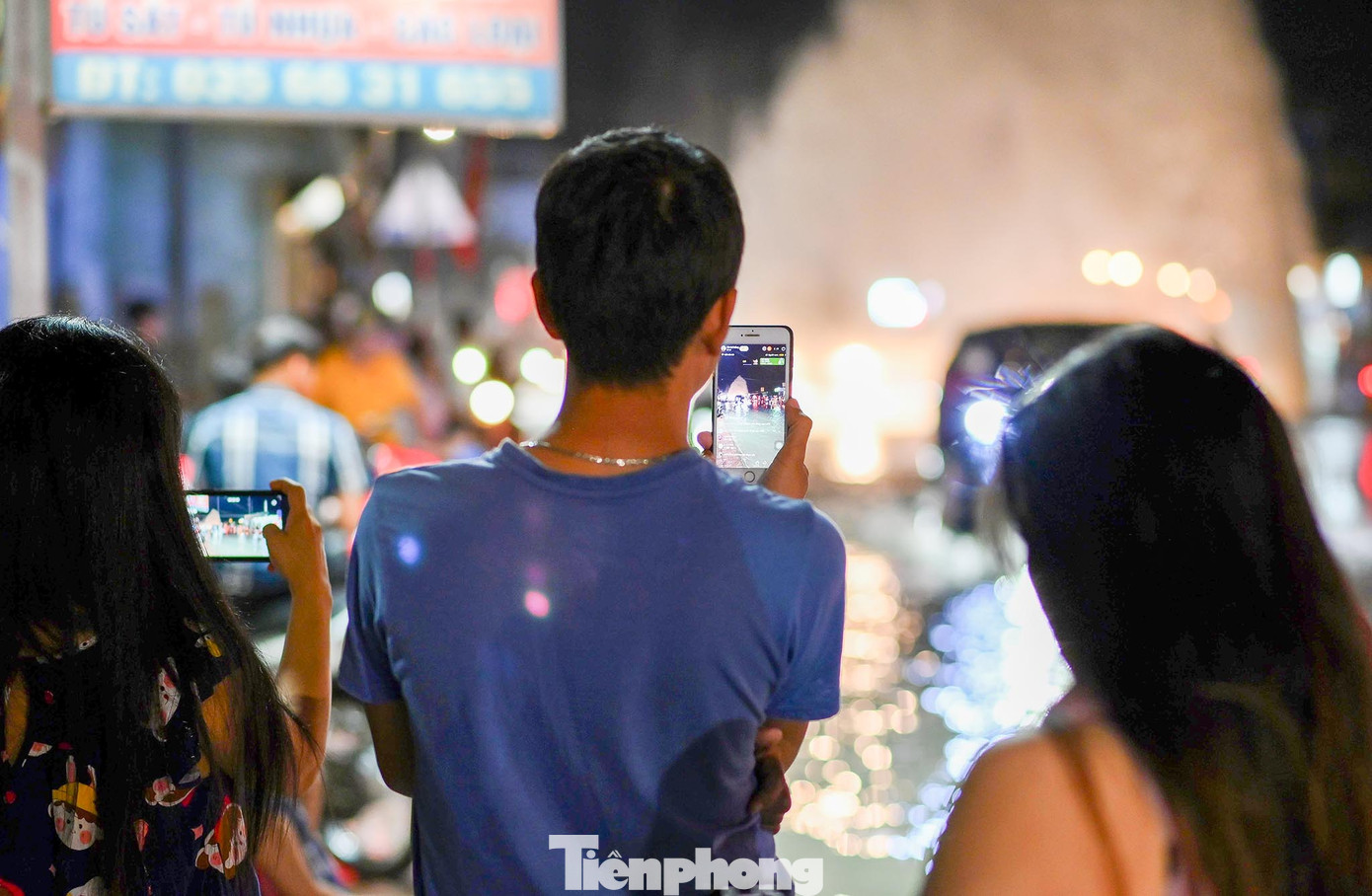 Một số người phát trực tiếp trên mạng xã hội tình huống có một không hai này.