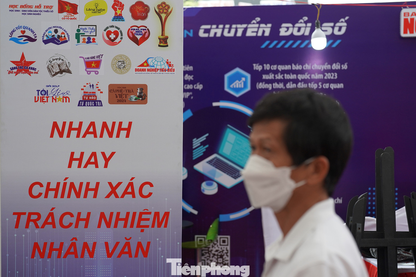 Đặc biệt năm nay, Hội báo có sự góp mặt của 64 gian hàng sản phẩm OCOP đến từ 50 tỉnh, thành phố trực thuộc Trung ương. Vào tối 15 và 16/3, tại Hội Báo cũng sẽ diễn ra các chương trình nghệ thuật đặc sắc phục vụ người dân và du khách. Nhà báo Lê Mỹ Ái Linh - Quyền Giám đốc Trung tâm Văn hóa Báo chí, Hội Nhà báo Việt Nam, Phó Trưởng ban tổ chức Hội Báo Toàn quốc 2024 chia sẻ, khác với mọi năm, Hội Báo năm nay được tổ chức trong không gian rộng hơn, đó là trục không gian phố Lê Lợi và phố đi bộ Nguyễn Huệ. Thời gian mở cửa Hội Báo sẽ kéo dài hơn, bắt đầu từ 8h đến 24h trong ngày để phục vụ công chúng tham quan.