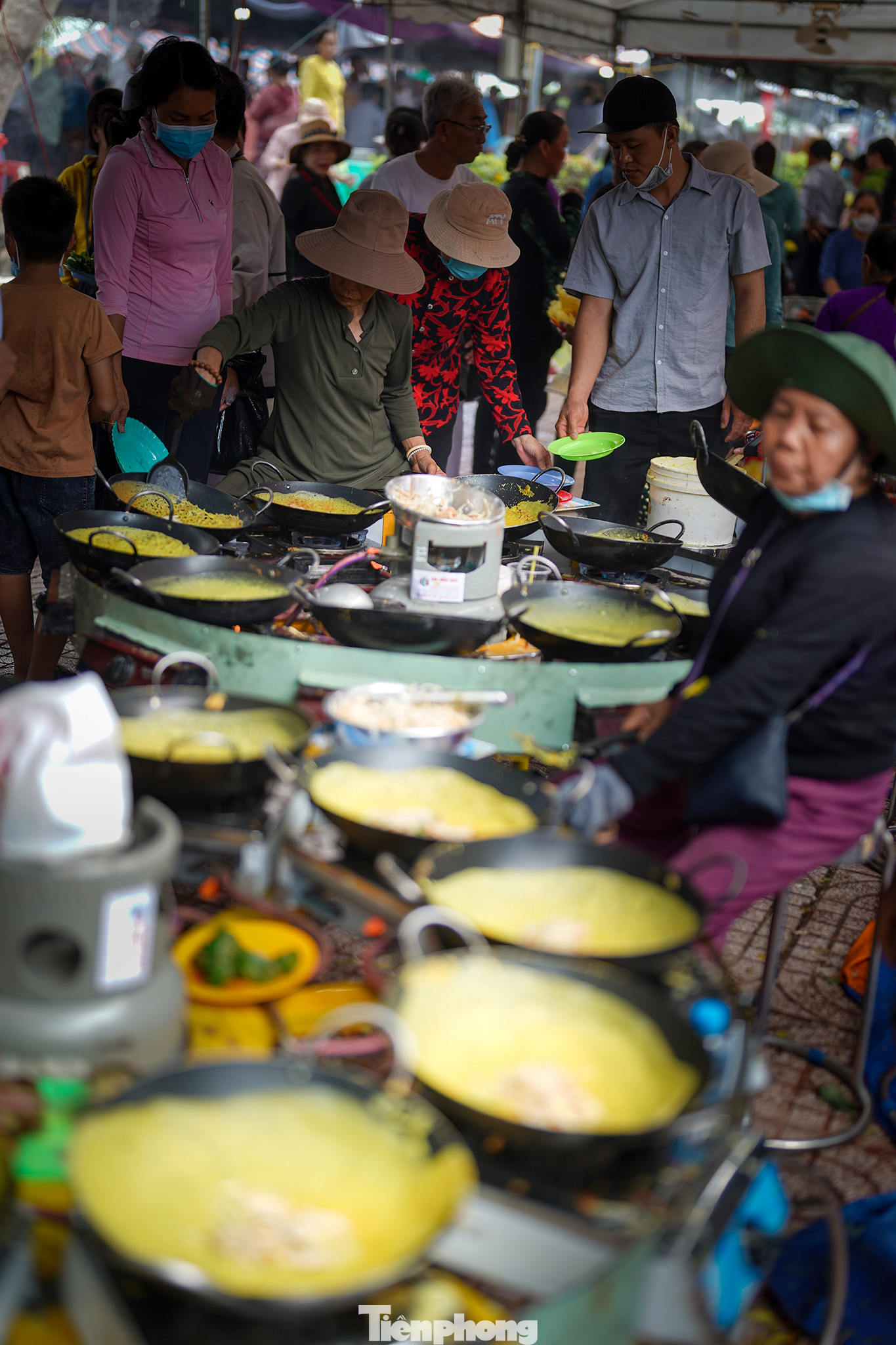 Khu vực này có 6 máy, mỗi máy đổ 10 bánh/mẻ nhưng người thợ làm luôn tay, bánh ra bao nhiêu hết bấy nhiêu. Khu vực này có 6 máy, mỗi máy đổ 10 bánh/mẻ nhưng người thợ làm luôn tay, bánh ra bao nhiêu hết bấy nhiêu.