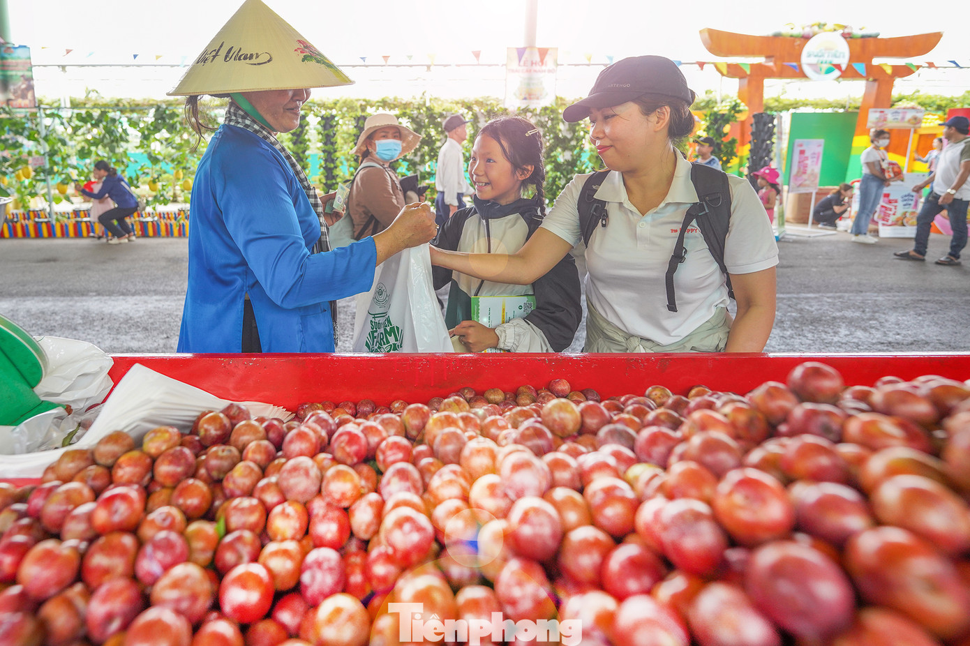 Chợ trái cây đặc sản - nơi quy tụ hàng trăm chủng loại trái cây đầu mùa cùng các sản phẩm OCOP của nhiều địa phương từ khắp vùng miền trên cả nước hội tụ; chất lượng tươi, ngon, giá rẻ hơn thị trường từ 20-30%. "Sầu riêng bên ngoài cũng 120.000-130.000 đồng một ký, trong này có 70.000 đồng. Mận Hà Nội ngoài chợ 30.000 đồng một ký, trong này có 17.000 đồng. Mít tố nữ thì trong này giá bán chỉ bằng một nửa so với bên ngoài... Quan trọng nhất là trái cây tươi ngon, chất lượng", bà Nguyễn Thị Trinh Thương (ngụ Đồng Nai) cho biết.