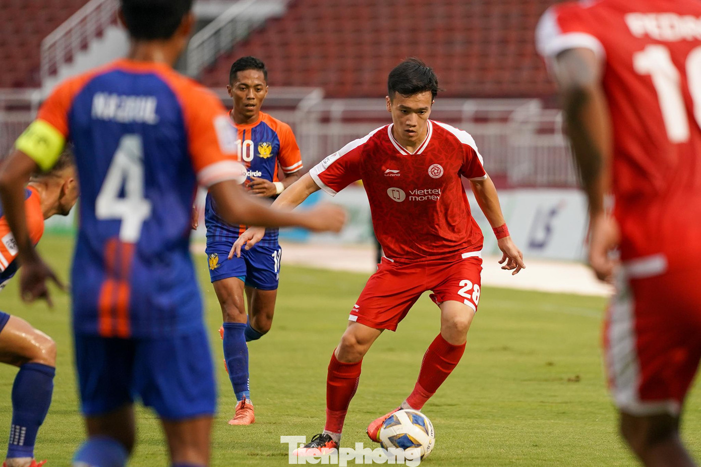 Viettel tìm kiếm những cơ hội dứt điểm nhưng vấp phải sự chống trả quyết liệt của Hougang United. Điều kiện sân trơn, nhiều vũng nước cũng khiến lối chơi kỹ thuật của đội bóng áo lính bị ảnh hưởng rất nhiều.