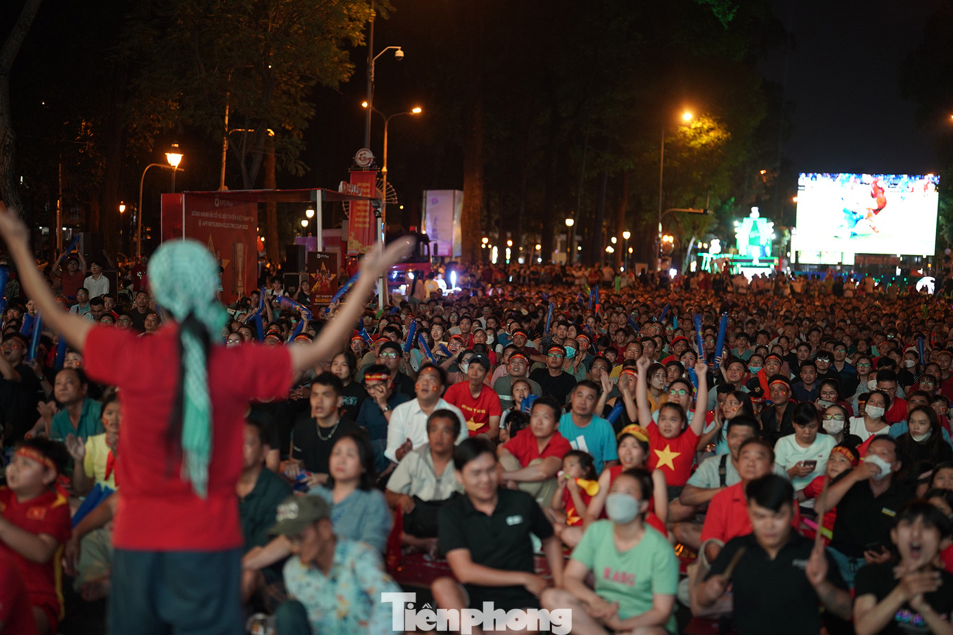 Không khí khá nặng nề khi càng về cuối trận, người hoạt náo viên này tích cực xốc tinh thần người hâm mộ nhưng không thể vui được khi thời gian không ủng hộ đội nhà.