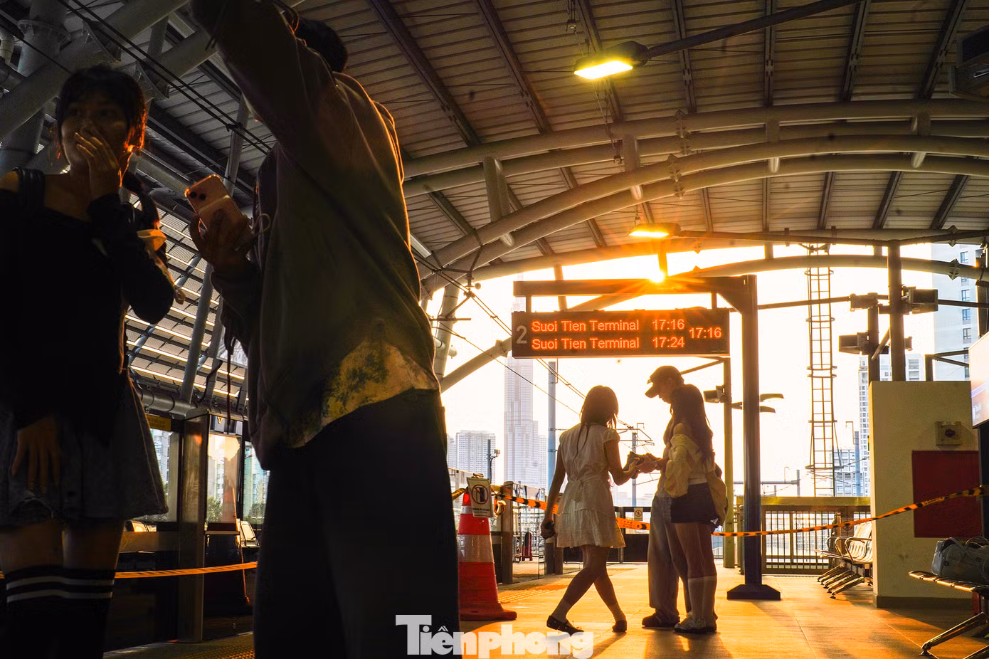 "Tụi em ra đây lần thứ 3 rồi. Mấy lần trước chụp bằng điện thoại nên chưa ưng ý mấy tấm ngược sáng. Ảnh thuận sáng dễ chụp hơn. Hôm nay, tụi em mang máy ảnh theo để canh. Hoàng hôn chỉ tầm 1 - 2 tiếng nên 2 lần trước chụp không kịp, không còn nắng", bạn Nguyễn Hoài Thanh Vy (ngụ TP Thủ Đức) chia sẻ.