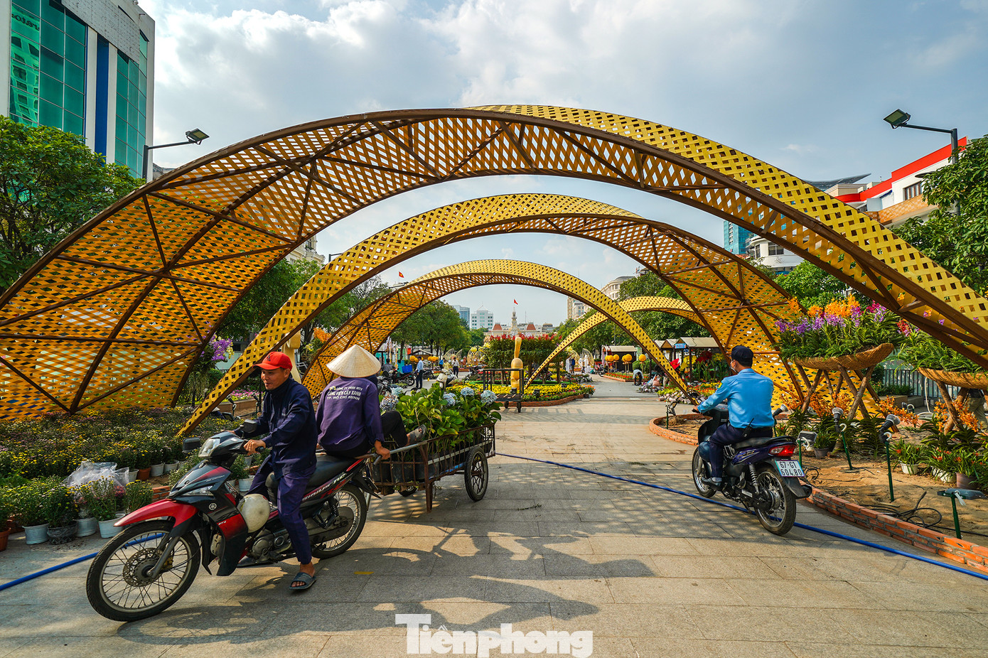 Với gần 106.000 chậu hoa, đường hoa Nguyễn Huệ 2023 ghi nhận số lượng hoa tươi sử dụng nhiều nhất trong những năm gần đây. Diện mạo con đường đẹp nhất Sài Gòn những ngày Tết đã rõ nét hơn.