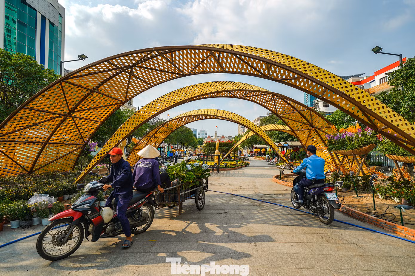 Với gần 106.000 chậu hoa, đường hoa Nguyễn Huệ 2023 ghi nhận số lượng hoa tươi sử dụng nhiều nhất trong những năm gần đây. Diện mạo con đường đẹp nhất Sài Gòn những ngày Tết đã rõ nét hơn.