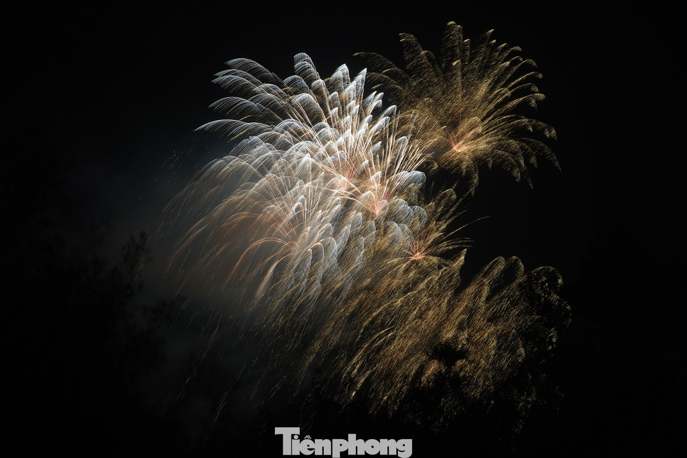 Trong đêm giao thừa đón Tết Giáp Thìn 2024, TPHCM đã bắn pháo hoa tại 11 điểm để phục vụ người dân vui xuân đón tết gồm 2 điểm bắn tầm cao và 9 điểm bắn tầm thấp. 9 điểm tầm thấp tại: Công viên Văn hóa Đầm Sen (quận 11); Khu Truyền thống cách mạng cuộc Tổng tiến công và nổi dậy Xuân Mậu Thân năm 1968 (huyện Bình Chánh); Quảng trường Rừng Sác (huyện Cần Giờ); Đền Bến Nọc (TP Thủ Đức); Công viên văn hóa quận Gò Vấp; Khu di tích lịch sử Ngã ba Giồng (huyện Hóc Môn); Quảng trường trung tâm hành chính quận 7; Khu dân cư Bình Trị Đông, phường Bình Trị Đông B, quận Bình Tân; Khu vực Nhà văn hóa huyện Củ Chi (thị trấn Củ Chi).