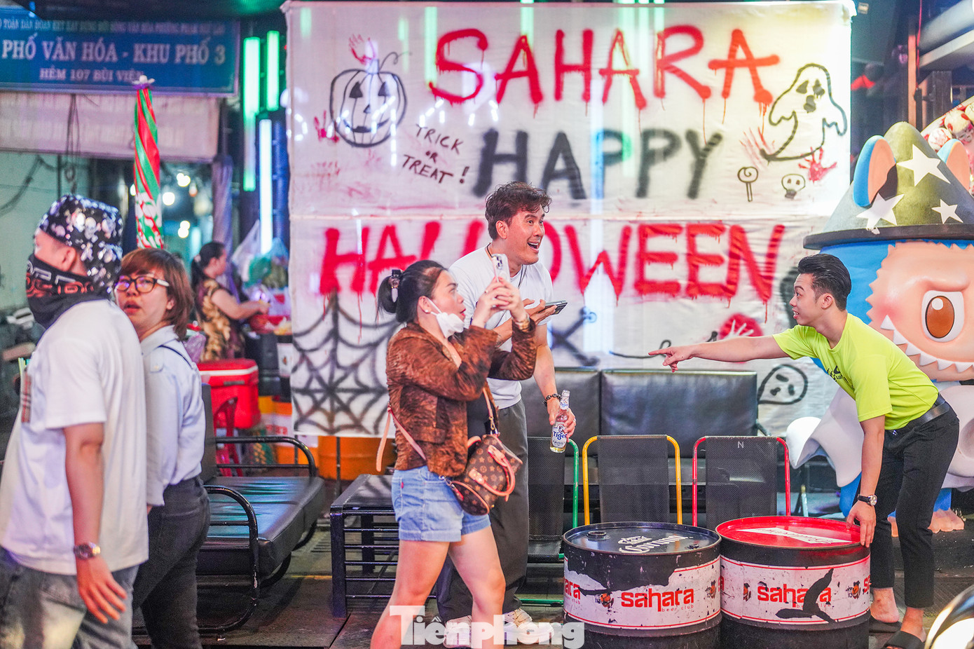 Các hàng quán cũng tranh thủ trang trí phong cách lễ hội hóa trang.