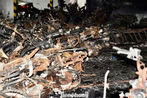 Xe máy cháy trơ khung nằm san sát sau khi lửa được dập tắt. Xe máy cháy trơ khung nằm san sát sau khi lửa được dập tắt.