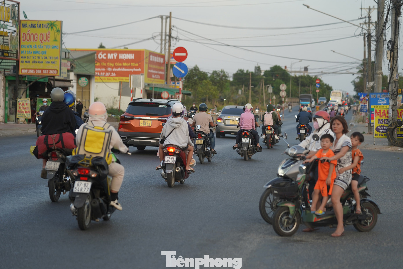 &quot;Mấy ngày này qua đường là rất sợ, xe đông quá&quot;, một người dân chia sẻ khi đứng khá lâu để đợi sang đường.