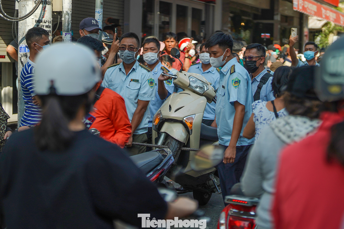 Một số xe máy để lấn chiếm lối đi và còn khóa cổ, lực lượng TTĐT phường 1 phải dùng xà ben cẩu tay đưa về trụ sở UBND phường.